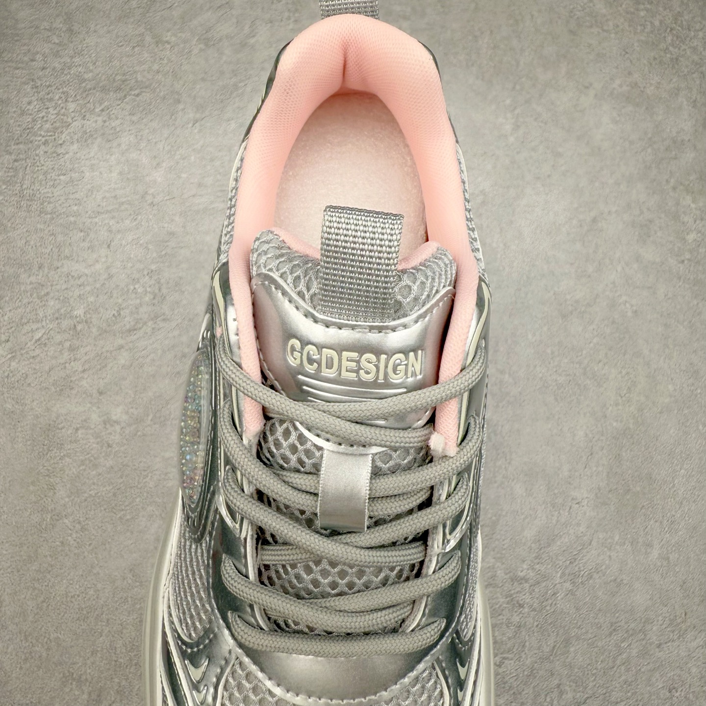 图片[5]-GG-CC赵露思2025新款厚底增高休闲运动老爹鞋系列 广东大厂出品 7CM厚底增高 星河粒子 银白粉色 银角大王 完美细节 25ss春季新款厚底增高 大长腿 时髦look轻松定格 不费力展现率性氛围 高档银盒 酷帅机能风不规则设计大底 拼色造型设计 轻便舒适百搭 GGCC银白配色好温柔 三层组合月牙底 柔软有弹性的月牙底和增加舒适度显腿长的7cm增高 长时间走路和站立都不累脚舒适度和少女感 厚底增高 不管怎么搭都好看~尺码：35 36 37 38 39 40-选品中心