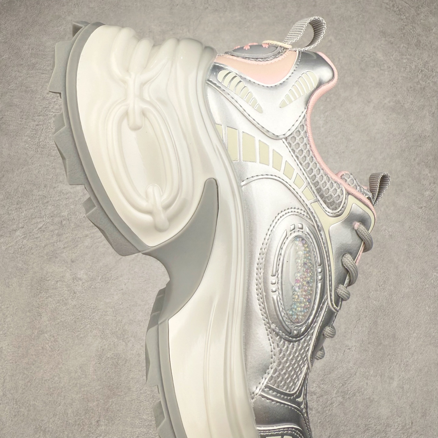 图片[6]-GG-CC赵露思2025新款厚底增高休闲运动老爹鞋系列 广东大厂出品 7CM厚底增高 星河粒子 银白粉色 银角大王 完美细节 25ss春季新款厚底增高 大长腿 时髦look轻松定格 不费力展现率性氛围 高档银盒 酷帅机能风不规则设计大底 拼色造型设计 轻便舒适百搭 GGCC银白配色好温柔 三层组合月牙底 柔软有弹性的月牙底和增加舒适度显腿长的7cm增高 长时间走路和站立都不累脚舒适度和少女感 厚底增高 不管怎么搭都好看~尺码：35 36 37 38 39 40-选品中心