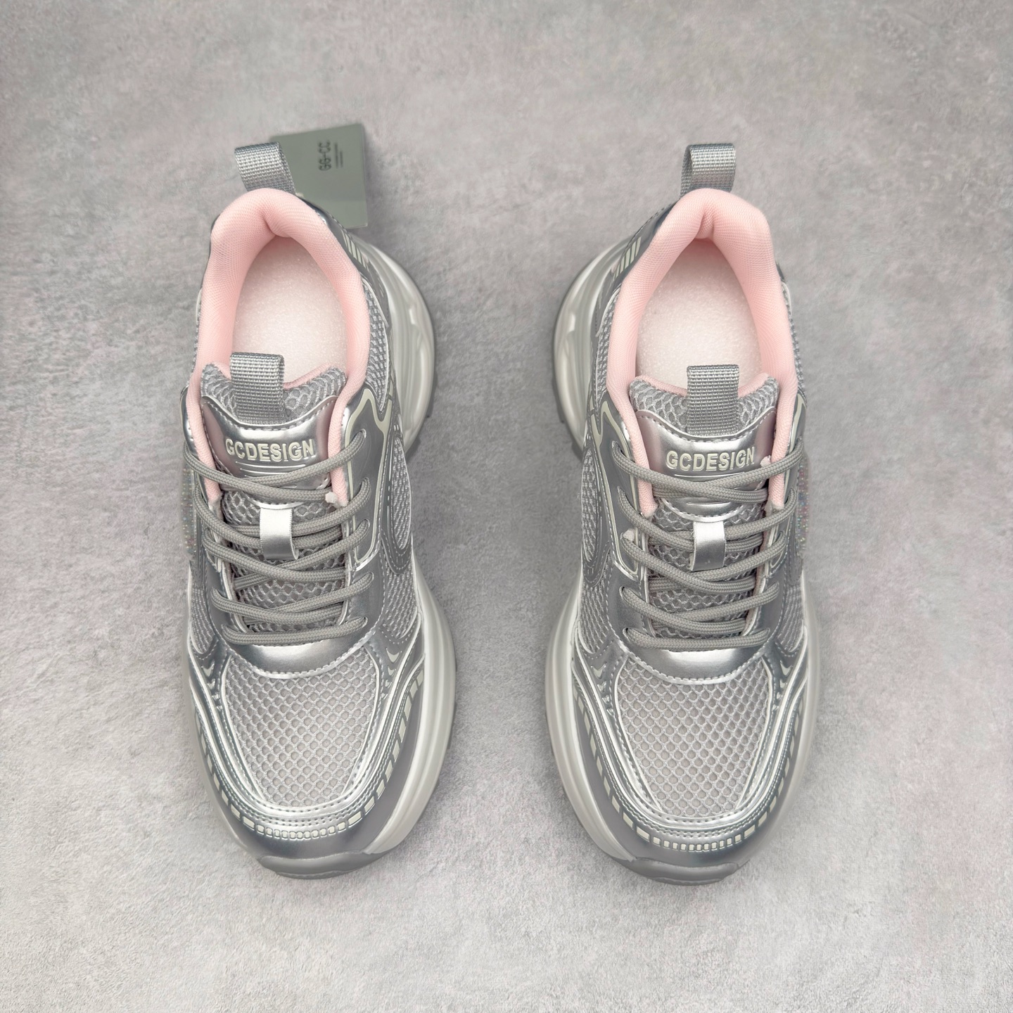 图片[2]-GG-CC赵露思2025新款厚底增高休闲运动老爹鞋系列 广东大厂出品 7CM厚底增高 星河粒子 银白粉色 银角大王 完美细节 25ss春季新款厚底增高 大长腿 时髦look轻松定格 不费力展现率性氛围 高档银盒 酷帅机能风不规则设计大底 拼色造型设计 轻便舒适百搭 GGCC银白配色好温柔 三层组合月牙底 柔软有弹性的月牙底和增加舒适度显腿长的7cm增高 长时间走路和站立都不累脚舒适度和少女感 厚底增高 不管怎么搭都好看~尺码：35 36 37 38 39 40-选品中心