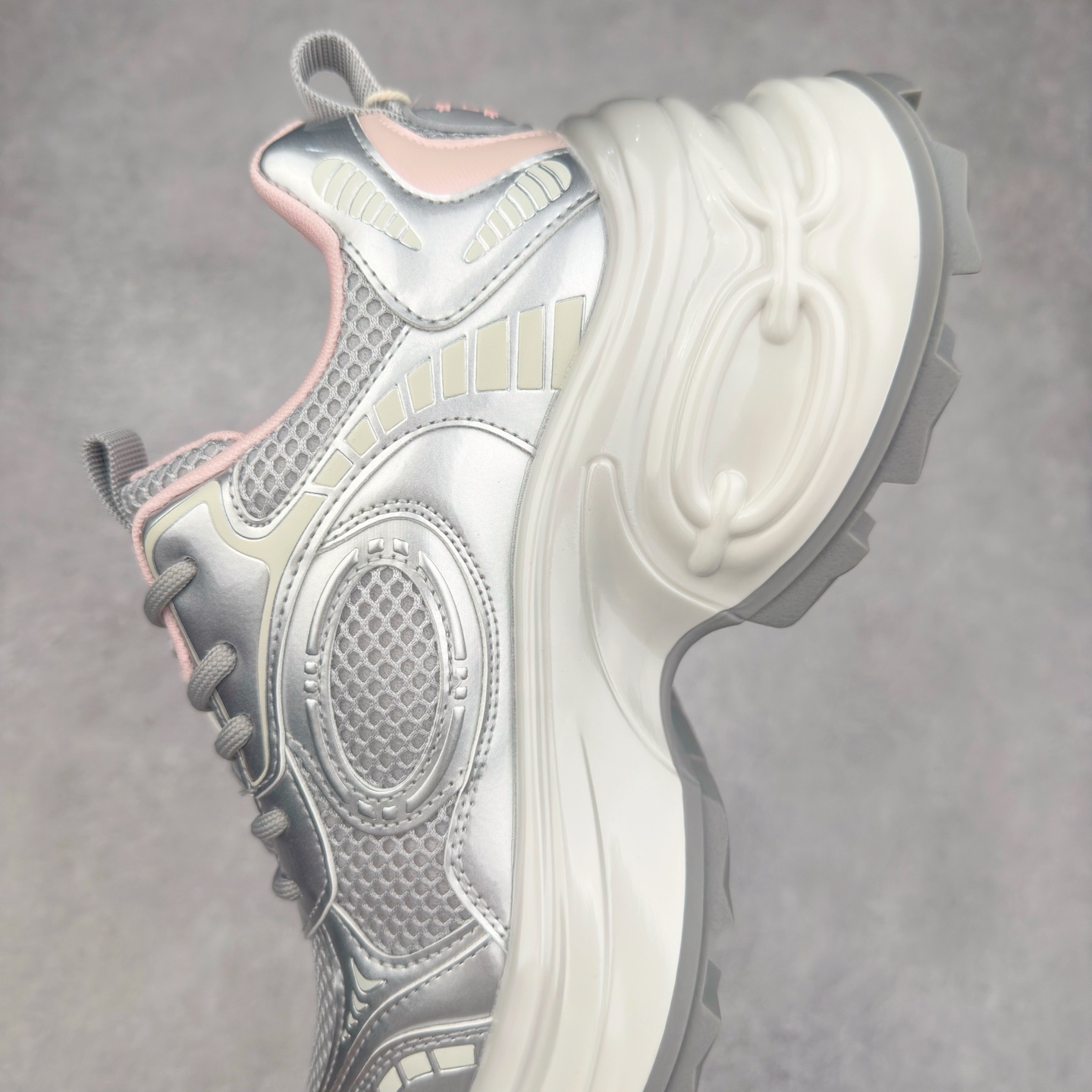 图片[7]-GG-CC赵露思2025新款厚底增高休闲运动老爹鞋系列 广东大厂出品 7CM厚底增高 星河粒子 银白粉色 银角大王 完美细节 25ss春季新款厚底增高 大长腿 时髦look轻松定格 不费力展现率性氛围 高档银盒 酷帅机能风不规则设计大底 拼色造型设计 轻便舒适百搭 GGCC银白配色好温柔 三层组合月牙底 柔软有弹性的月牙底和增加舒适度显腿长的7cm增高 长时间走路和站立都不累脚舒适度和少女感 厚底增高 不管怎么搭都好看~尺码：35 36 37 38 39 40-选品中心