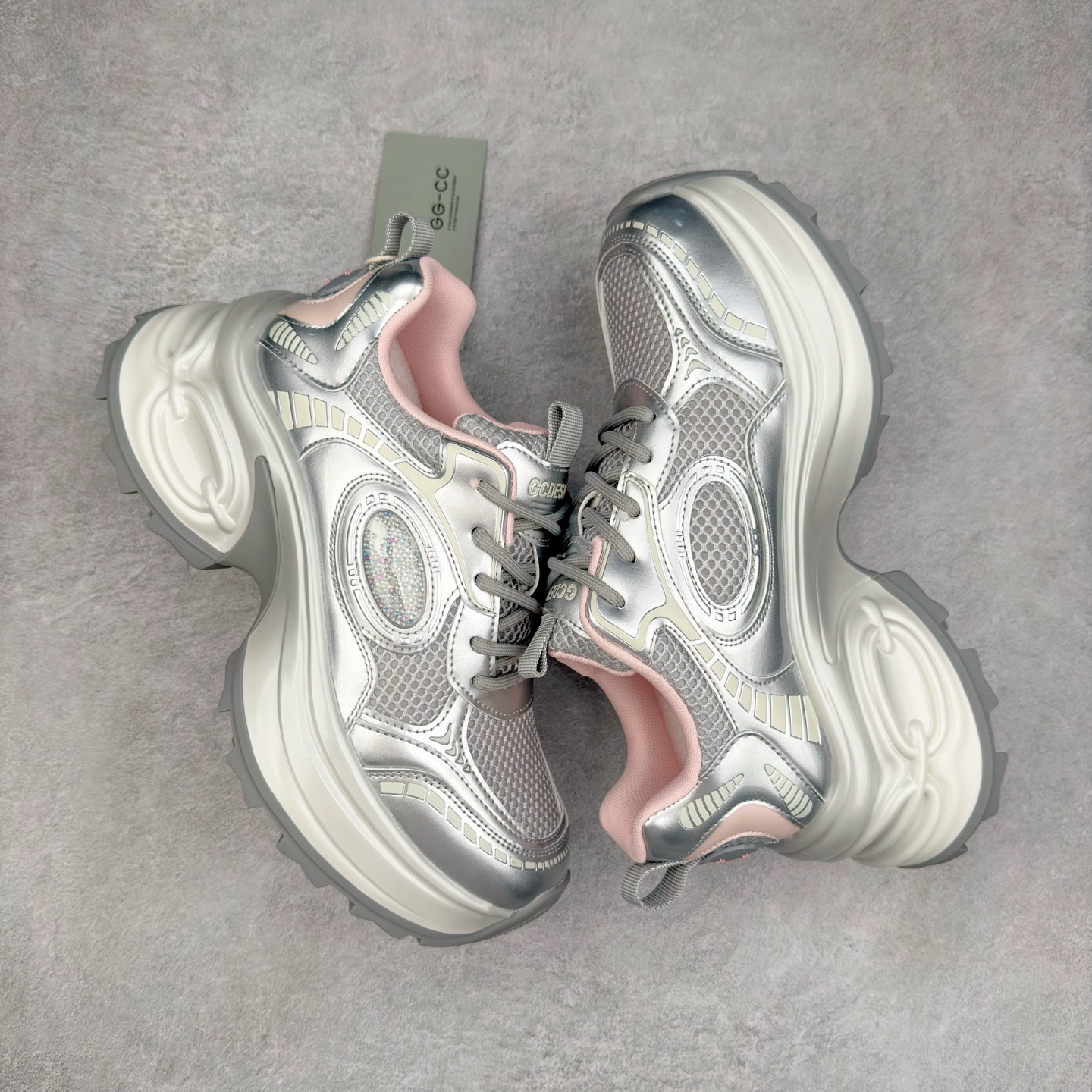图片[3]-GG-CC赵露思2025新款厚底增高休闲运动老爹鞋系列 广东大厂出品 7CM厚底增高 星河粒子 银白粉色 银角大王 完美细节 25ss春季新款厚底增高 大长腿 时髦look轻松定格 不费力展现率性氛围 高档银盒 酷帅机能风不规则设计大底 拼色造型设计 轻便舒适百搭 GGCC银白配色好温柔 三层组合月牙底 柔软有弹性的月牙底和增加舒适度显腿长的7cm增高 长时间走路和站立都不累脚舒适度和少女感 厚底增高 不管怎么搭都好看~尺码：35 36 37 38 39 40-选品中心