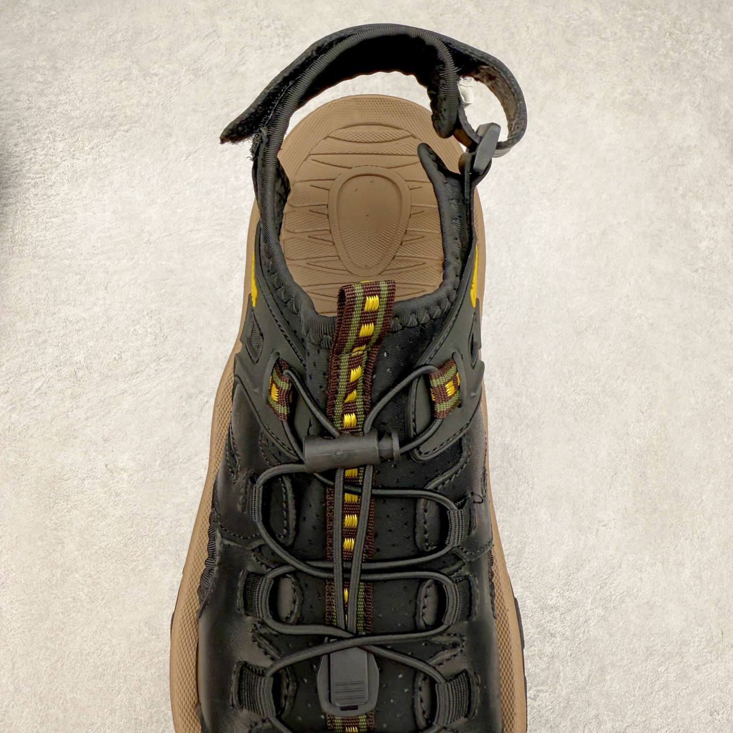 图片[5]-ECCO爱步包头凉鞋男款 25年新户外运动舒适沙滩鞋凉鞋 越野系列 牛皮鞋面，纹理自然，柔韧耐穿 内设有透气网布 尽享舒适体验 便捷抽绳魔术贴设计 可自由调节松紧，方便穿脱 柔软易弯折 带来舒适脚感 橡胶大底，适应多种地形 强劲抓地力 防滑耐磨 舒适休闲 随享假日 尺码：38 39 40 41 42 43 44 45（皮鞋码）-选品中心