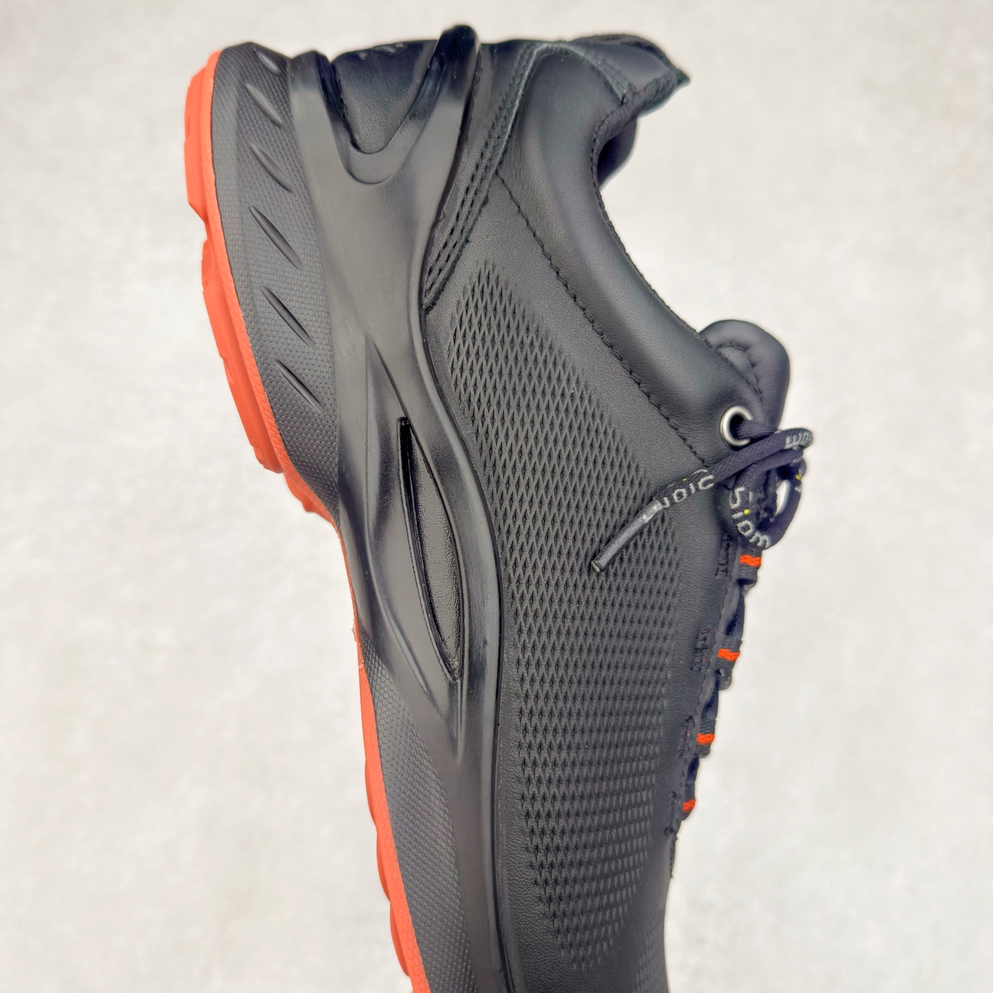 图片[6]-ECCO爱步男士15周年 运动休闲鞋 轻便缓震跑步鞋 健步BIOMC 市面最高版本 甄选优质皮面搭配纺织衬里，脚感柔软舒适，透气不闷脚 鞋舌及鞋垫上的周年LOGO设计 纪念属于BIOM的15载生机之旅 自然律动科技，符合人体工学鞋楦，贴近足部天然形态 直接注塑工艺连接鞋面与鞋底，一体成型，合脚稳固 橡胶外底适应多种形态，抓地耐磨，稳定支撑 都市探索 步履悠然 尺码：39 40 41 42 43 44 （正常码）-选品中心