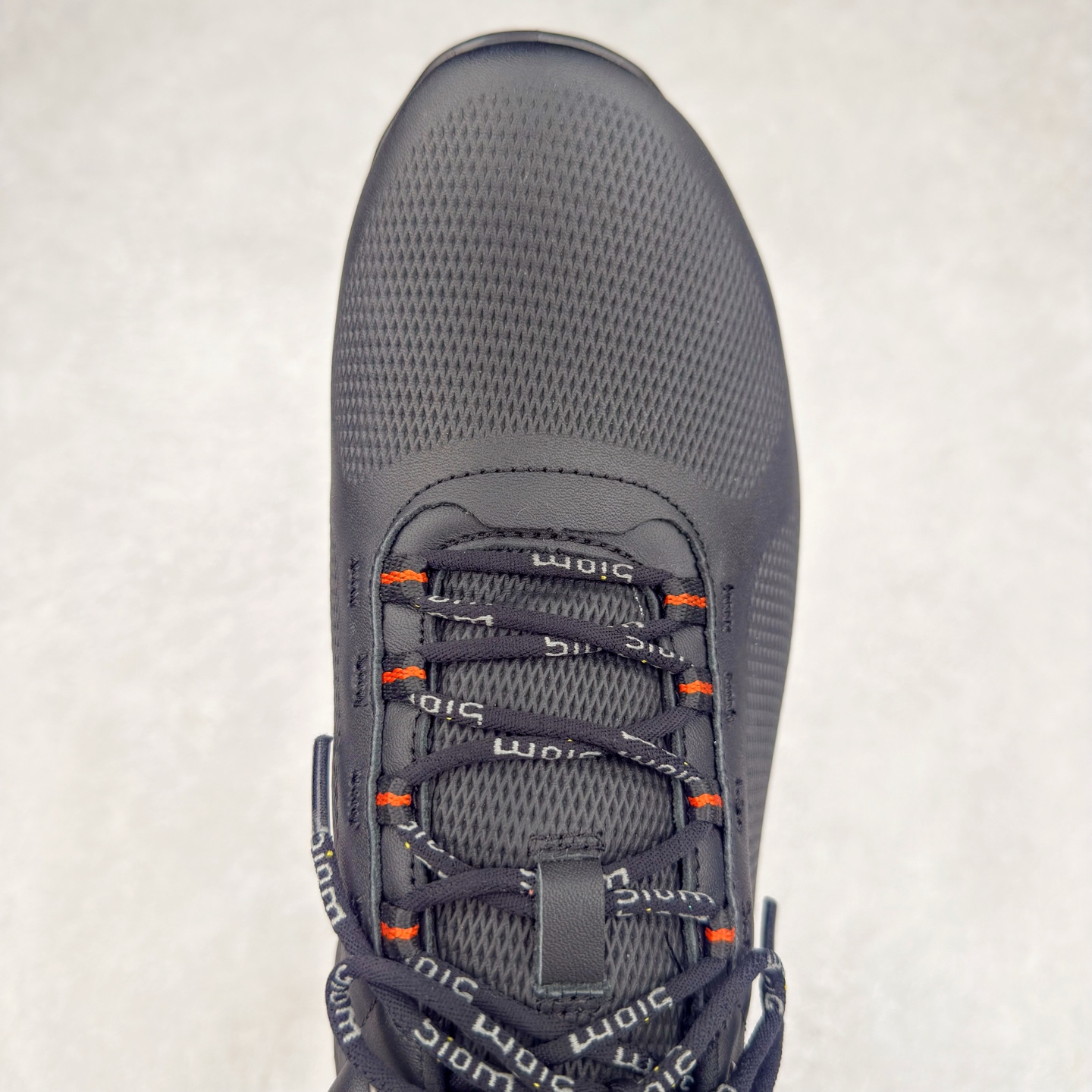 图片[4]-ECCO爱步男士15周年 运动休闲鞋 轻便缓震跑步鞋 健步BIOMC 市面最高版本 甄选优质皮面搭配纺织衬里，脚感柔软舒适，透气不闷脚 鞋舌及鞋垫上的周年LOGO设计 纪念属于BIOM的15载生机之旅 自然律动科技，符合人体工学鞋楦，贴近足部天然形态 直接注塑工艺连接鞋面与鞋底，一体成型，合脚稳固 橡胶外底适应多种形态，抓地耐磨，稳定支撑 都市探索 步履悠然 尺码：39 40 41 42 43 44 （正常码）-选品中心