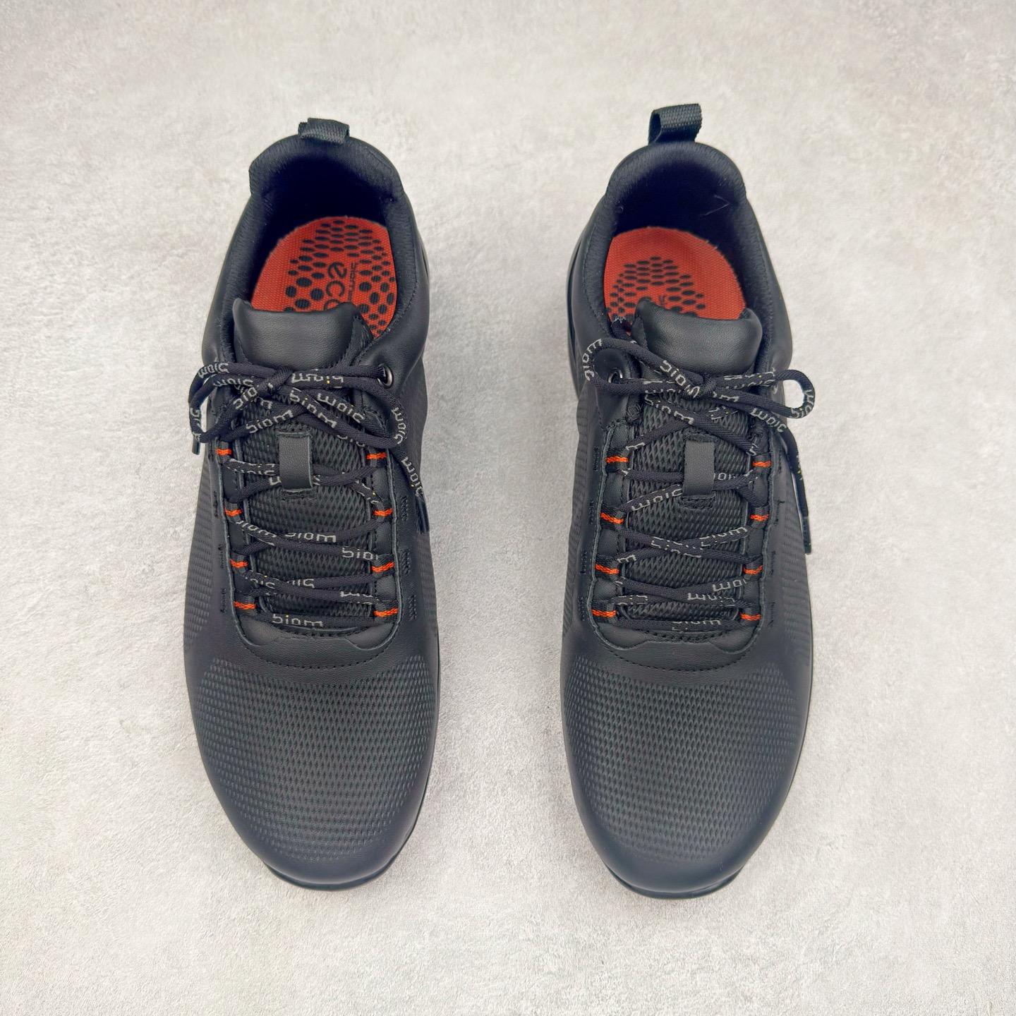 图片[2]-ECCO爱步男士15周年 运动休闲鞋 轻便缓震跑步鞋 健步BIOMC 市面最高版本 甄选优质皮面搭配纺织衬里，脚感柔软舒适，透气不闷脚 鞋舌及鞋垫上的周年LOGO设计 纪念属于BIOM的15载生机之旅 自然律动科技，符合人体工学鞋楦，贴近足部天然形态 直接注塑工艺连接鞋面与鞋底，一体成型，合脚稳固 橡胶外底适应多种形态，抓地耐磨，稳定支撑 都市探索 步履悠然 尺码：39 40 41 42 43 44 （正常码）-选品中心