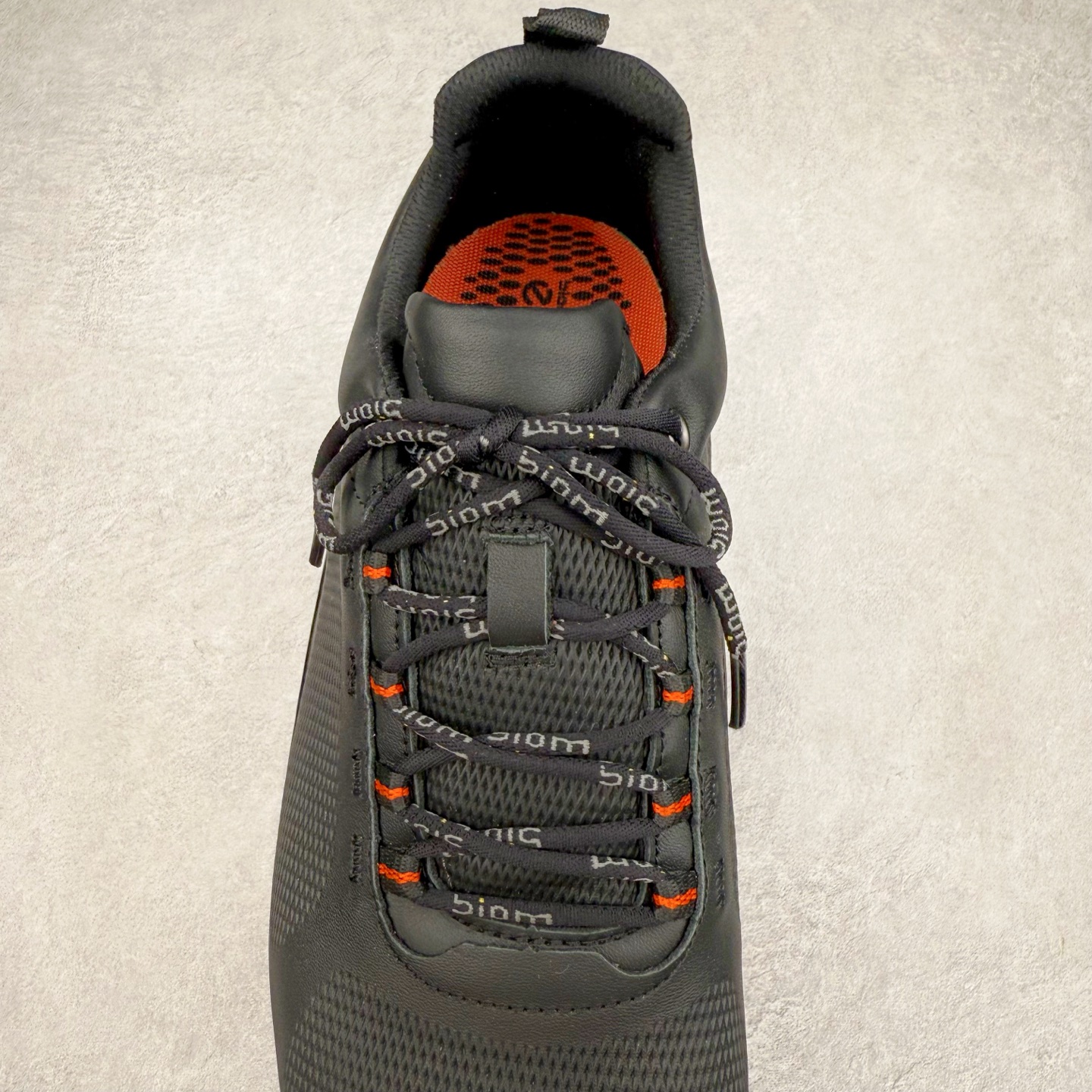 图片[5]-ECCO爱步男士15周年 运动休闲鞋 轻便缓震跑步鞋 健步BIOMC 市面最高版本 甄选优质皮面搭配纺织衬里，脚感柔软舒适，透气不闷脚 鞋舌及鞋垫上的周年LOGO设计 纪念属于BIOM的15载生机之旅 自然律动科技，符合人体工学鞋楦，贴近足部天然形态 直接注塑工艺连接鞋面与鞋底，一体成型，合脚稳固 橡胶外底适应多种形态，抓地耐磨，稳定支撑 都市探索 步履悠然 尺码：39 40 41 42 43 44 （正常码）-选品中心