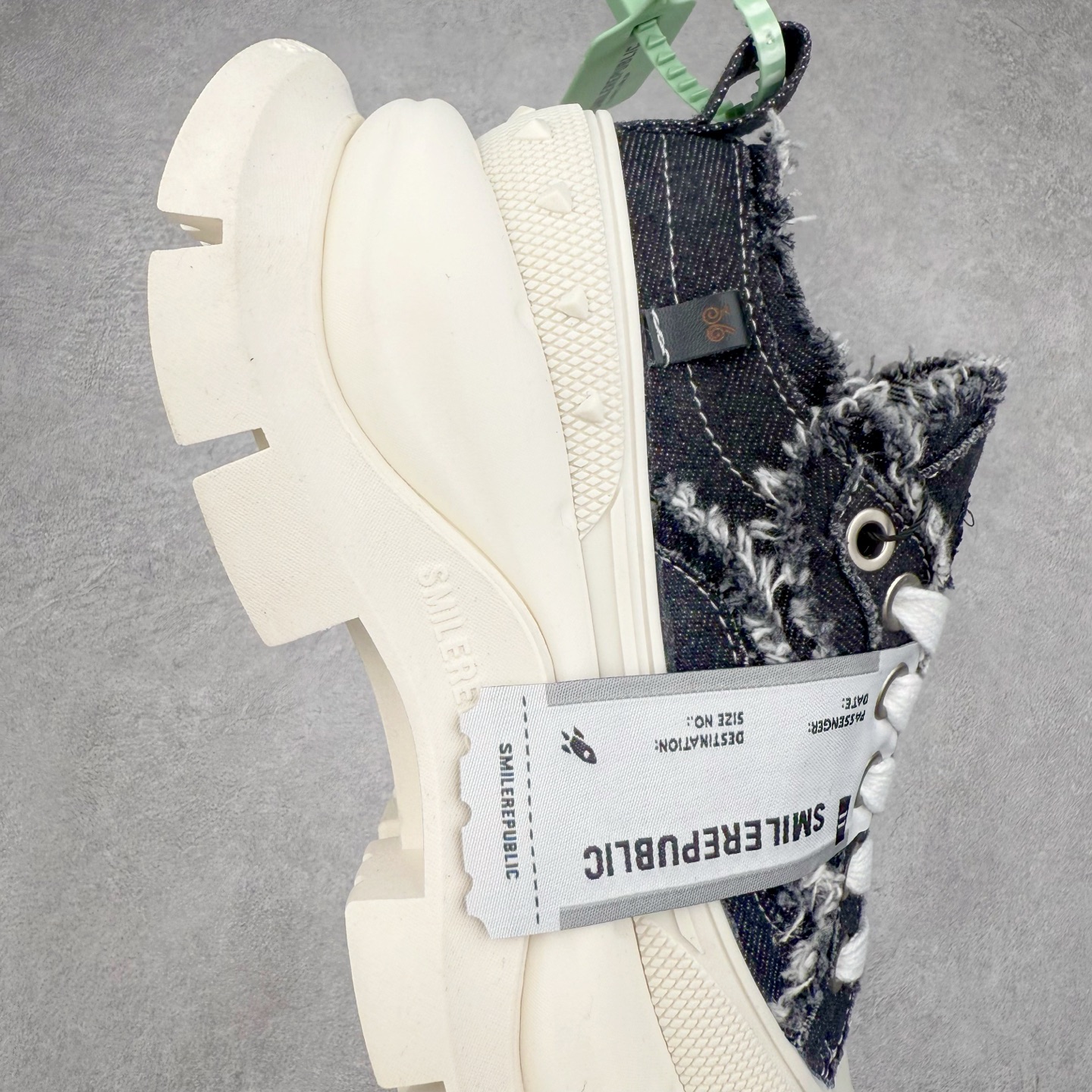 图片[6]-SMILEREPUBLIC 檀健次 老爹鞋2.0系列重磅来袭🔥🔥🔥采用了 水洗布 TPU贴盒大底厚底7cm大底轻盈又增高💯#SMILEREPUBLIC三周年#SMILEQUEEN#开口笑二代#厚底鞋#偏要高调#我的厚米鞋 三个色 黑白 全黑 全白 厚底软得像是自带弹簧，鞋型把整条腿衬得特别秀气，配中筒袜瞬间变身学院少女，，感觉脖子以下全是腿 ✅ 小红书爆款 李昀锐、于文文、大鹏、痞幼、苏醒、刘畊宏老师等～众多明星纷纷上脚👟尺码：35 36 37 38 39 40 41 42 43 44 45-选品中心