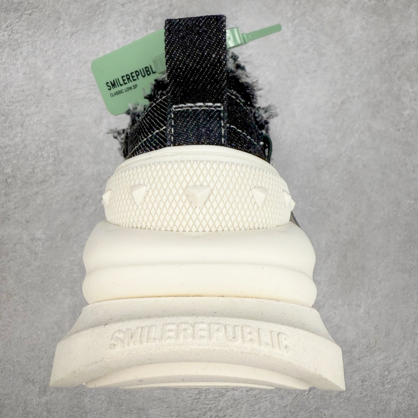 图片[8]-SMILEREPUBLIC 檀健次 老爹鞋2.0系列重磅来袭🔥🔥🔥采用了 水洗布 TPU贴盒大底厚底7cm大底轻盈又增高💯#SMILEREPUBLIC三周年#SMILEQUEEN#开口笑二代#厚底鞋#偏要高调#我的厚米鞋 三个色 黑白 全黑 全白 厚底软得像是自带弹簧，鞋型把整条腿衬得特别秀气，配中筒袜瞬间变身学院少女，，感觉脖子以下全是腿 ✅ 小红书爆款 李昀锐、于文文、大鹏、痞幼、苏醒、刘畊宏老师等～众多明星纷纷上脚👟尺码：35 36 37 38 39 40 41 42 43 44 45-选品中心