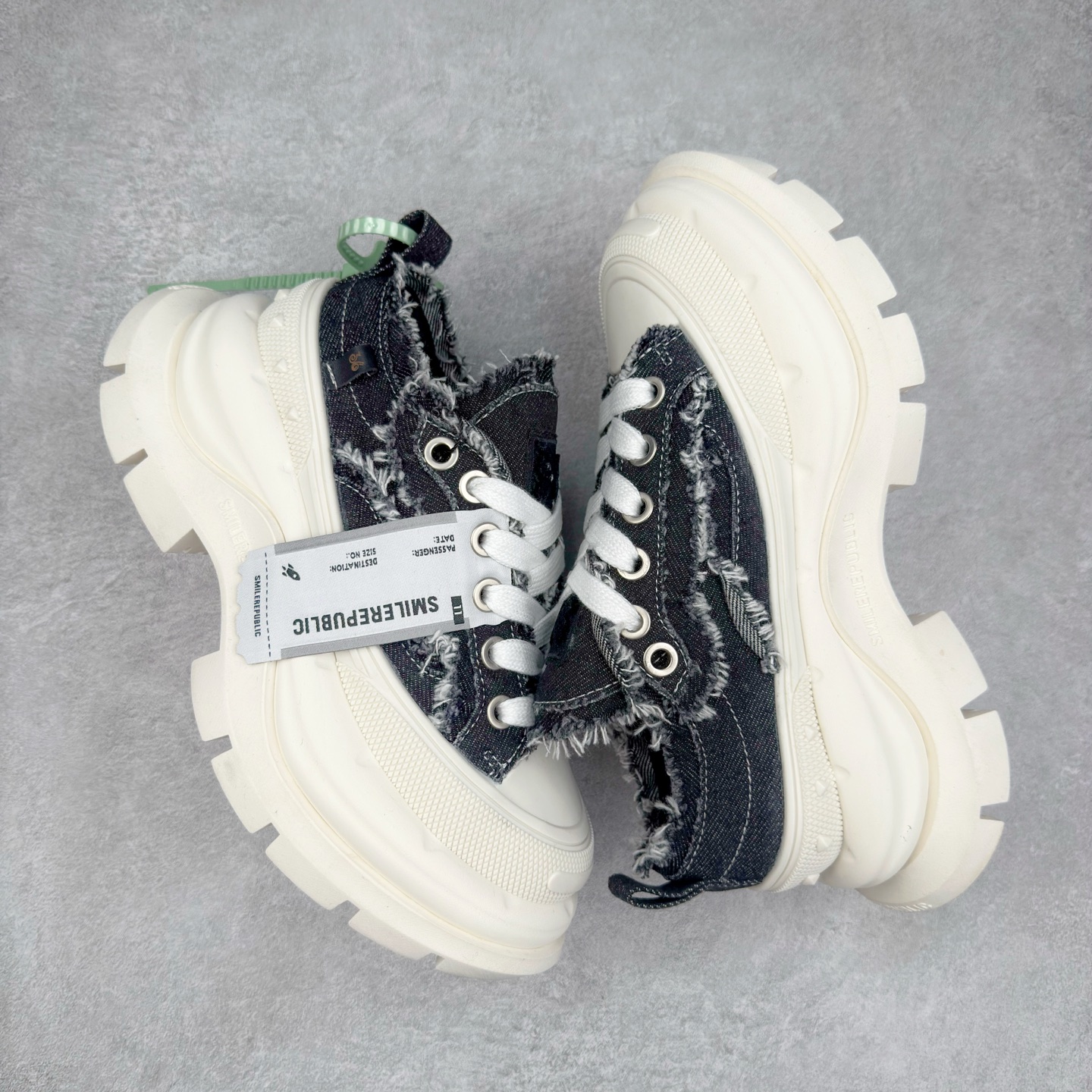 图片[3]-SMILEREPUBLIC 檀健次 老爹鞋2.0系列重磅来袭🔥🔥🔥采用了 水洗布 TPU贴盒大底厚底7cm大底轻盈又增高💯#SMILEREPUBLIC三周年#SMILEQUEEN#开口笑二代#厚底鞋#偏要高调#我的厚米鞋 三个色 黑白 全黑 全白 厚底软得像是自带弹簧，鞋型把整条腿衬得特别秀气，配中筒袜瞬间变身学院少女，，感觉脖子以下全是腿 ✅ 小红书爆款 李昀锐、于文文、大鹏、痞幼、苏醒、刘畊宏老师等～众多明星纷纷上脚👟尺码：35 36 37 38 39 40 41 42 43 44 45-选品中心