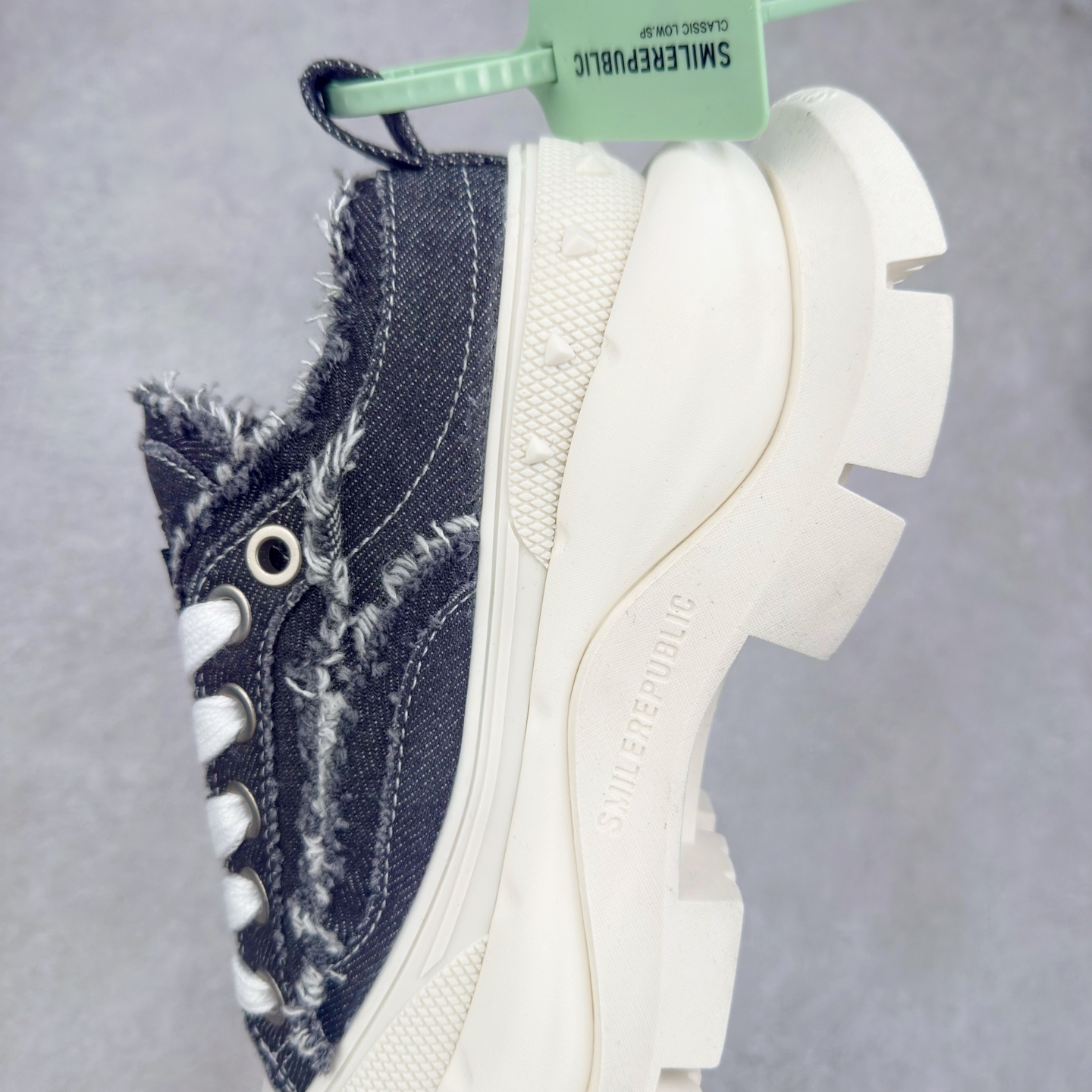 图片[7]-SMILEREPUBLIC 檀健次 老爹鞋2.0系列重磅来袭🔥🔥🔥采用了 水洗布 TPU贴盒大底厚底7cm大底轻盈又增高💯#SMILEREPUBLIC三周年#SMILEQUEEN#开口笑二代#厚底鞋#偏要高调#我的厚米鞋 三个色 黑白 全黑 全白 厚底软得像是自带弹簧，鞋型把整条腿衬得特别秀气，配中筒袜瞬间变身学院少女，，感觉脖子以下全是腿 ✅ 小红书爆款 李昀锐、于文文、大鹏、痞幼、苏醒、刘畊宏老师等～众多明星纷纷上脚👟尺码：35 36 37 38 39 40 41 42 43 44 45-选品中心