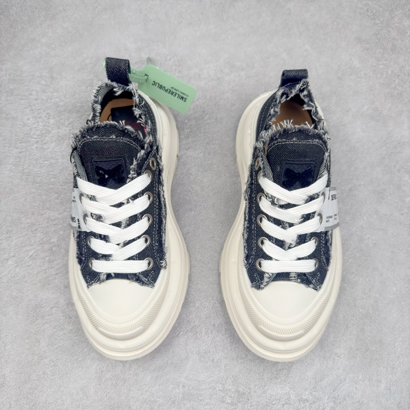 图片[2]-SMILEREPUBLIC 檀健次 老爹鞋2.0系列重磅来袭🔥🔥🔥采用了 水洗布 TPU贴盒大底厚底7cm大底轻盈又增高💯#SMILEREPUBLIC三周年#SMILEQUEEN#开口笑二代#厚底鞋#偏要高调#我的厚米鞋 三个色 黑白 全黑 全白 厚底软得像是自带弹簧，鞋型把整条腿衬得特别秀气，配中筒袜瞬间变身学院少女，，感觉脖子以下全是腿 ✅ 小红书爆款 李昀锐、于文文、大鹏、痞幼、苏醒、刘畊宏老师等～众多明星纷纷上脚👟尺码：35 36 37 38 39 40 41 42 43 44 45-选品中心