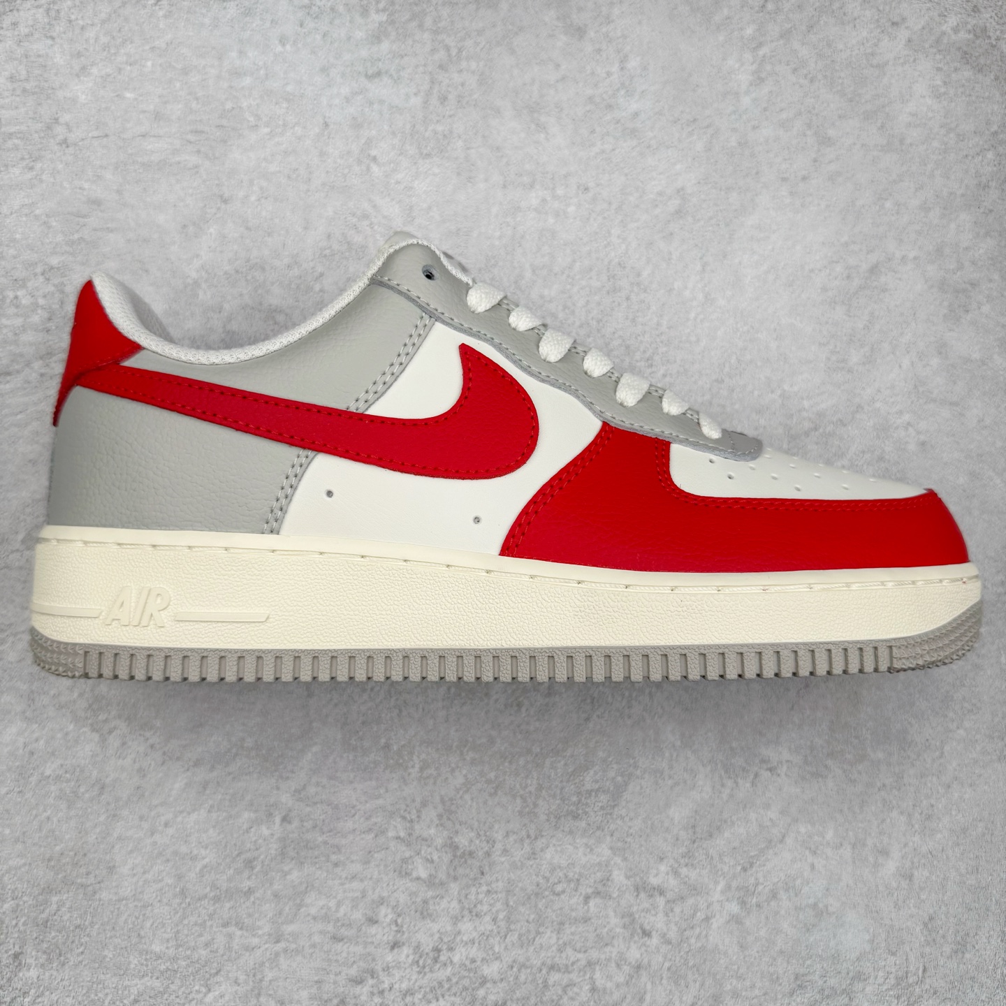 ＃XT纯原 NK Air Force 1´07 Low 空军一号低帮百搭休闲运动板鞋 顶级批次 2022全新楦头鞋型 鱼鳞大底 历时开发三个月 清洁度完美 二维码鞋标 内置芯片及solo气垫 大底高度及其弧度依照正品 钢印 logo刺绣 鞋口弧度 鞋头长度 鞋面冲孔 鞋垫背胶及钢印 完美鞋型对比正品 每一处都是细节满满 柔软、弹性十足的缓震性能和出色的中底设计 横跨复古与现代的外型结合 造就出风靡全球 三十多年的Force 1 直到今天还深受青睐 实拍调校N版已经零色差零失真 百分百还原实物色彩所见即所得 不存在货不对板色差等低级问题 选购参考实物拍摄 不混卖不参货 只用心做好货严格选品 承诺混一赔十 尺码：36 36.5 37.5 38 38.5 39 40 40.5 41 42 42.5 43 44 44.5 45-选品中心