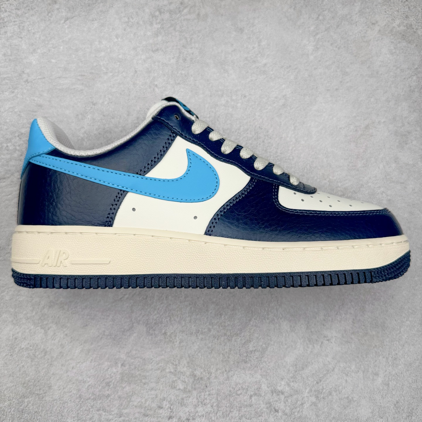 图片[9]-＃XT纯原 NK Air Force 1´07 Low 空军一号低帮百搭休闲运动板鞋 顶级批次 2022全新楦头鞋型 鱼鳞大底 历时开发三个月 清洁度完美 二维码鞋标 内置芯片及solo气垫 大底高度及其弧度依照正品 钢印 logo刺绣 鞋口弧度 鞋头长度 鞋面冲孔 鞋垫背胶及钢印 完美鞋型对比正品 每一处都是细节满满 柔软、弹性十足的缓震性能和出色的中底设计 横跨复古与现代的外型结合 造就出风靡全球 三十多年的Force 1 直到今天还深受青睐 实拍调校N版已经零色差零失真 百分百还原实物色彩所见即所得 不存在货不对板色差等低级问题 选购参考实物拍摄 不混卖不参货 只用心做好货严格选品 承诺混一赔十 尺码：36 36.5 37.5 38 38.5 39 40 40.5 41 42 42.5 43 44 44.5 45-选品中心