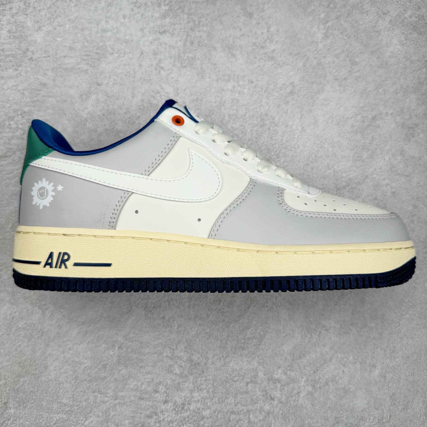 图片[6]-＃XT纯原 NK Air Force 1´07 Low 空军一号低帮百搭休闲运动板鞋 顶级批次 2022全新楦头鞋型 鱼鳞大底 历时开发三个月 清洁度完美 二维码鞋标 内置芯片及solo气垫 大底高度及其弧度依照正品 钢印 logo刺绣 鞋口弧度 鞋头长度 鞋面冲孔 鞋垫背胶及钢印 完美鞋型对比正品 每一处都是细节满满 柔软、弹性十足的缓震性能和出色的中底设计 横跨复古与现代的外型结合 造就出风靡全球 三十多年的Force 1 直到今天还深受青睐 实拍调校N版已经零色差零失真 百分百还原实物色彩所见即所得 不存在货不对板色差等低级问题 选购参考实物拍摄 不混卖不参货 只用心做好货严格选品 承诺混一赔十 尺码：36 36.5 37.5 38 38.5 39 40 40.5 41 42 42.5 43 44 44.5 45-选品中心