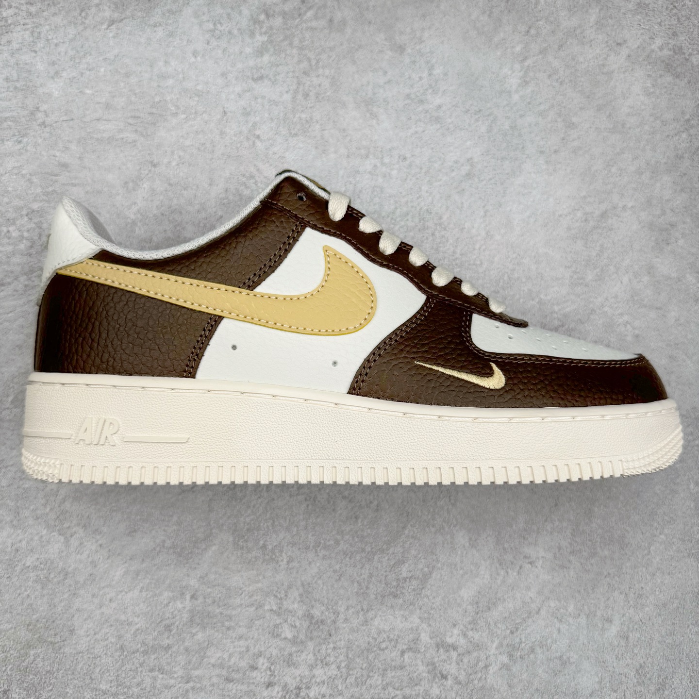 图片[10]-＃XT纯原 NK Air Force 1´07 Low 空军一号低帮百搭休闲运动板鞋 顶级批次 2022全新楦头鞋型 鱼鳞大底 历时开发三个月 清洁度完美 二维码鞋标 内置芯片及solo气垫 大底高度及其弧度依照正品 钢印 logo刺绣 鞋口弧度 鞋头长度 鞋面冲孔 鞋垫背胶及钢印 完美鞋型对比正品 每一处都是细节满满 柔软、弹性十足的缓震性能和出色的中底设计 横跨复古与现代的外型结合 造就出风靡全球 三十多年的Force 1 直到今天还深受青睐 实拍调校N版已经零色差零失真 百分百还原实物色彩所见即所得 不存在货不对板色差等低级问题 选购参考实物拍摄 不混卖不参货 只用心做好货严格选品 承诺混一赔十 尺码：36 36.5 37.5 38 38.5 39 40 40.5 41 42 42.5 43 44 44.5 45-选品中心