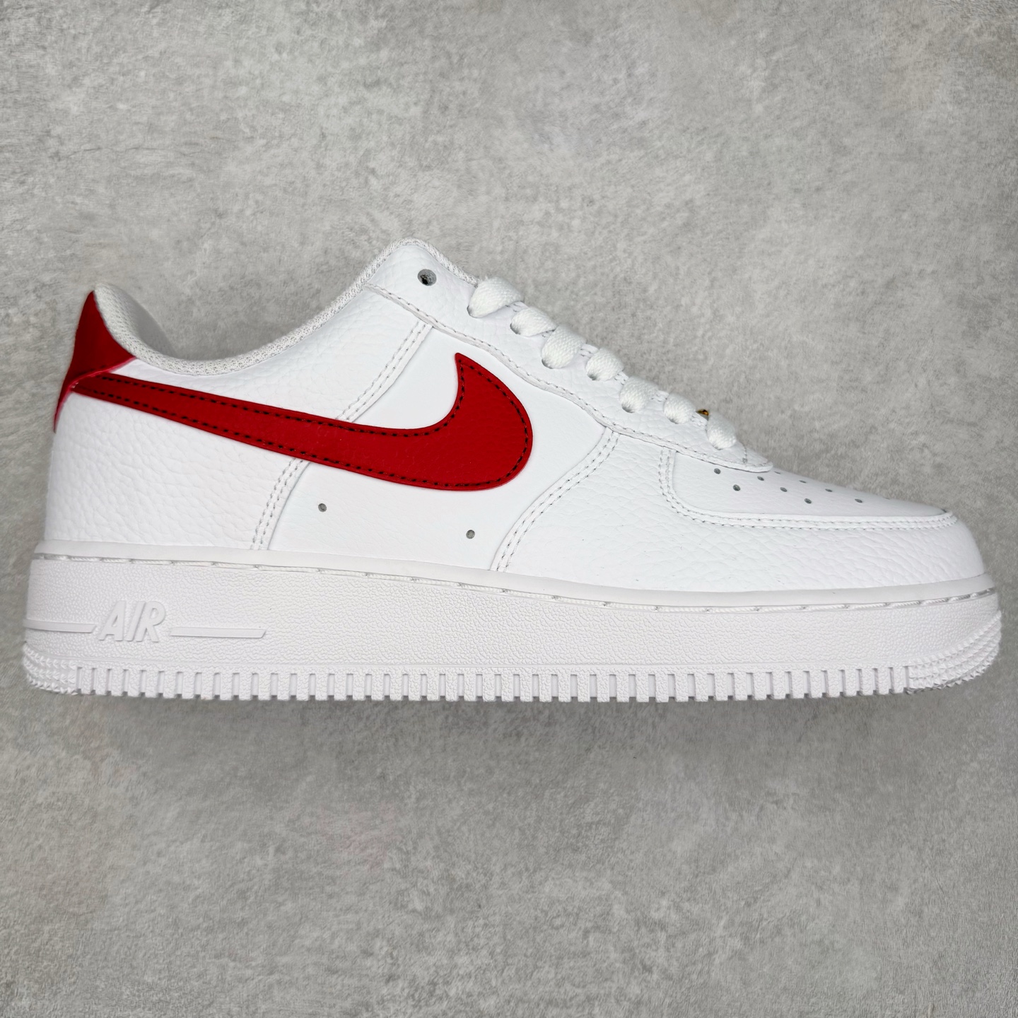 图片[3]-＃XT纯原 NK Air Force 1´07 Low 空军一号低帮百搭休闲运动板鞋 顶级批次 2022全新楦头鞋型 鱼鳞大底 历时开发三个月 清洁度完美 二维码鞋标 内置芯片及solo气垫 大底高度及其弧度依照正品 钢印 logo刺绣 鞋口弧度 鞋头长度 鞋面冲孔 鞋垫背胶及钢印 完美鞋型对比正品 每一处都是细节满满 柔软、弹性十足的缓震性能和出色的中底设计 横跨复古与现代的外型结合 造就出风靡全球 三十多年的Force 1 直到今天还深受青睐 实拍调校N版已经零色差零失真 百分百还原实物色彩所见即所得 不存在货不对板色差等低级问题 选购参考实物拍摄 不混卖不参货 只用心做好货严格选品 承诺混一赔十 尺码：36 36.5 37.5 38 38.5 39 40 40.5 41 42 42.5 43 44 44.5 45-选品中心