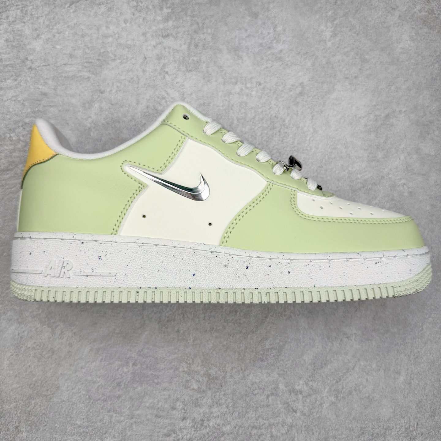 ＃XT纯原 NK Air Force 1´07 Low 空军一号低帮百搭休闲运动板鞋 FN8540-100 顶级批次 2022全新楦头鞋型 鱼鳞大底 历时开发三个月 清洁度完美 二维码鞋标 内置芯片及solo气垫 大底高度及其弧度依照正品 钢印 logo刺绣 鞋口弧度 鞋头长度 鞋面冲孔 鞋垫背胶及钢印 完美鞋型对比正品 每一处都是细节满满 柔软、弹性十足的缓震性能和出色的中底设计 横跨复古与现代的外型结合 造就出风靡全球 三十多年的Force 1 直到今天还深受青睐 实拍调校N版已经零色差零失真 百分百还原实物色彩所见即所得 不存在货不对板色差等低级问题 选购参考实物拍摄 不混卖不参货 只用心做好货严格选品 承诺混一赔十 尺码：36 36.5 37.5 38 38.5 39 40 40.5 41 42 42.5 43 44 44.5 45-选品中心