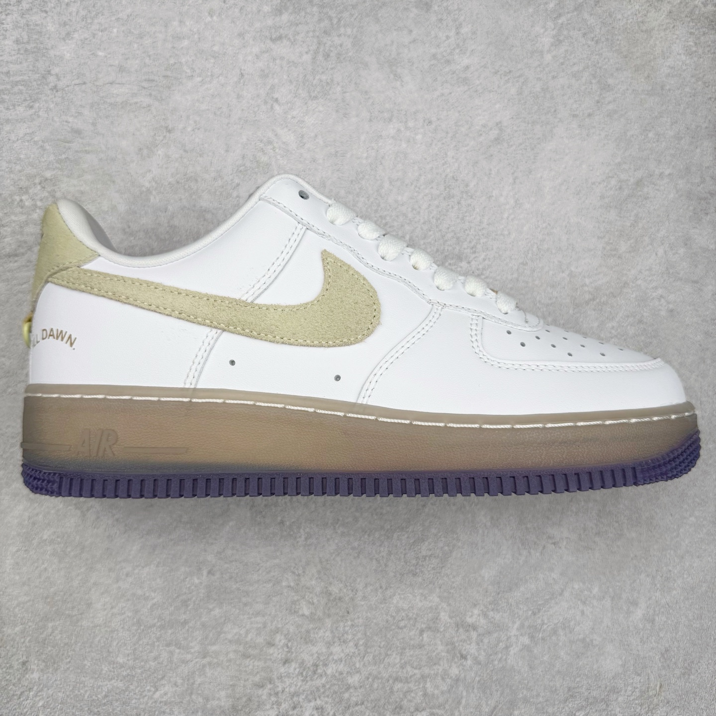 ＃XT纯原 NK Air Force 1´07 Low 空军一号低帮百搭休闲运动板鞋 HJ9291-478 顶级批次 2022全新楦头鞋型 鱼鳞大底 历时开发三个月 清洁度完美 二维码鞋标 内置芯片及solo气垫 大底高度及其弧度依照正品 钢印 logo刺绣 鞋口弧度 鞋头长度 鞋面冲孔 鞋垫背胶及钢印 完美鞋型对比正品 每一处都是细节满满 柔软、弹性十足的缓震性能和出色的中底设计 横跨复古与现代的外型结合 造就出风靡全球 三十多年的Force 1 直到今天还深受青睐 实拍调校N版已经零色差零失真 百分百还原实物色彩所见即所得 不存在货不对板色差等低级问题 选购参考实物拍摄 不混卖不参货 只用心做好货严格选品 承诺混一赔十 尺码：36 36.5 37.5 38 38.5 39 40 40.5 41 42 42.5 43 44 44.5 45-选品中心