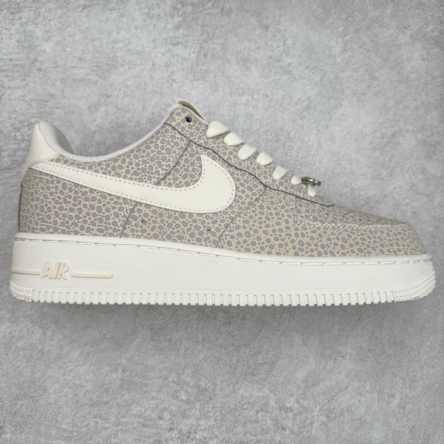 ＃XT纯原 NK Air Force 1´07 Low 空军一号低帮百搭休闲运动板鞋 FV6519-001 顶级批次 2022全新楦头鞋型 鱼鳞大底 历时开发三个月 清洁度完美 二维码鞋标 内置芯片及solo气垫 大底高度及其弧度依照正品 钢印 logo刺绣 鞋口弧度 鞋头长度 鞋面冲孔 鞋垫背胶及钢印 完美鞋型对比正品 每一处都是细节满满 柔软、弹性十足的缓震性能和出色的中底设计 横跨复古与现代的外型结合 造就出风靡全球 三十多年的Force 1 直到今天还深受青睐 实拍调校N版已经零色差零失真 百分百还原实物色彩所见即所得 不存在货不对板色差等低级问题 选购参考实物拍摄 不混卖不参货 只用心做好货严格选品 承诺混一赔十 尺码：36 36.5 37.5 38 38.5 39 40 40.5 41 42 42.5 43 44 44.5 45-选品中心