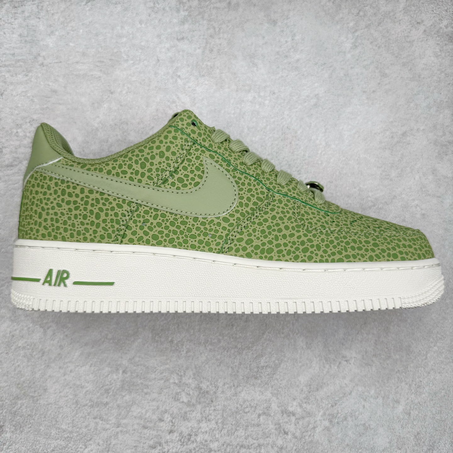 ＃XT纯原 NK Air Force 1´07 Low 空军一号低帮百搭休闲运动板鞋 FV6519-200 顶级批次 2022全新楦头鞋型 鱼鳞大底 历时开发三个月 清洁度完美 二维码鞋标 内置芯片及solo气垫 大底高度及其弧度依照正品 钢印 logo刺绣 鞋口弧度 鞋头长度 鞋面冲孔 鞋垫背胶及钢印 完美鞋型对比正品 每一处都是细节满满 柔软、弹性十足的缓震性能和出色的中底设计 横跨复古与现代的外型结合 造就出风靡全球 三十多年的Force 1 直到今天还深受青睐 实拍调校N版已经零色差零失真 百分百还原实物色彩所见即所得 不存在货不对板色差等低级问题 选购参考实物拍摄 不混卖不参货 只用心做好货严格选品 承诺混一赔十 尺码：36 36.5 37.5 38 38.5 39 40 40.5 41 42 42.5 43 44 44.5 45-选品中心