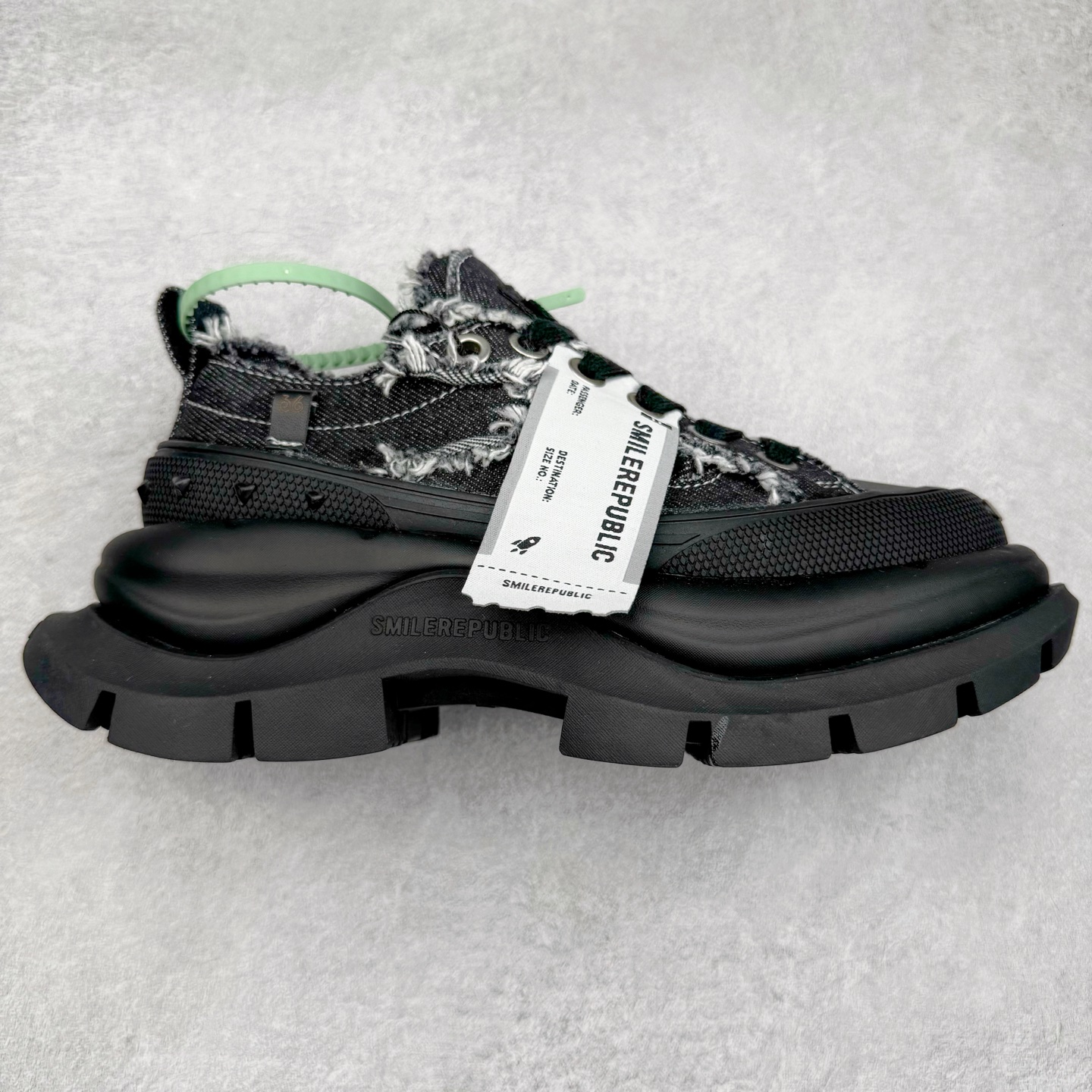 SMILEREPUBLIC 檀健次 老爹鞋2.0系列重磅来袭🔥🔥🔥采用了 水洗布 TPU贴盒大底厚底7cm大底轻盈又增高💯#SMILEREPUBLIC三周年#SMILEQUEEN#开口笑二代#厚底鞋#偏要高调#我的厚米鞋 三个色 黑白 全黑 全白 厚底软得像是自带弹簧，鞋型把整条腿衬得特别秀气，配中筒袜瞬间变身学院少女，，感觉脖子以下全是腿 ✅ 小红书爆款 李昀锐、于文文、大鹏、痞幼、苏醒、刘畊宏老师等～众多明星纷纷上脚👟尺码：35 36 37 38 39 40 41 42 43 44 45-选品中心