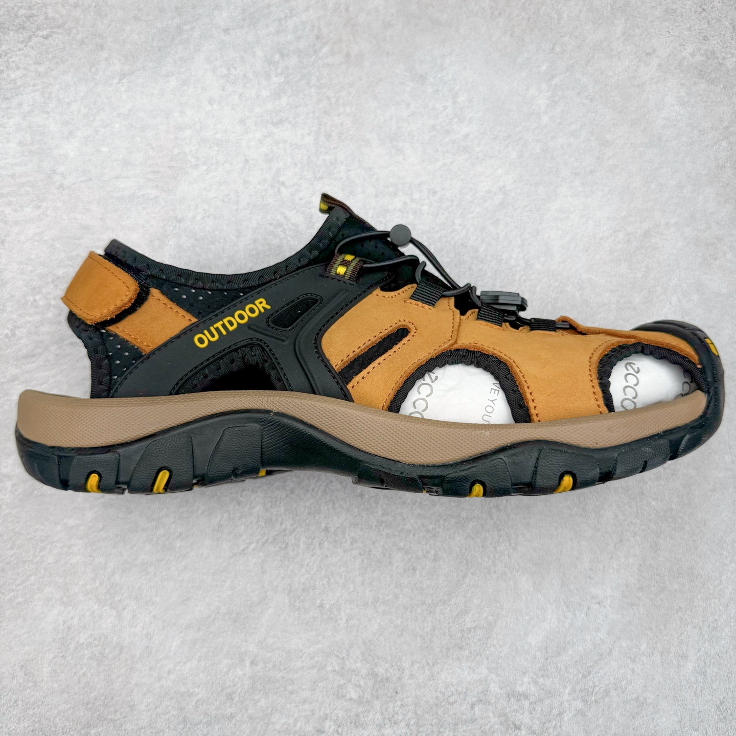 ECCO爱步包头凉鞋男款 25年新户外运动舒适沙滩鞋凉鞋 越野系列 牛皮鞋面，纹理自然，柔韧耐穿 内设有透气网布 尽享舒适体验 便捷抽绳魔术贴设计 可自由调节松紧，方便穿脱 柔软易弯折 带来舒适脚感 橡胶大底，适应多种地形 强劲抓地力 防滑耐磨 舒适休闲 随享假日 尺码：38 39 40 41 42 43 44 45（皮鞋码）-选品中心