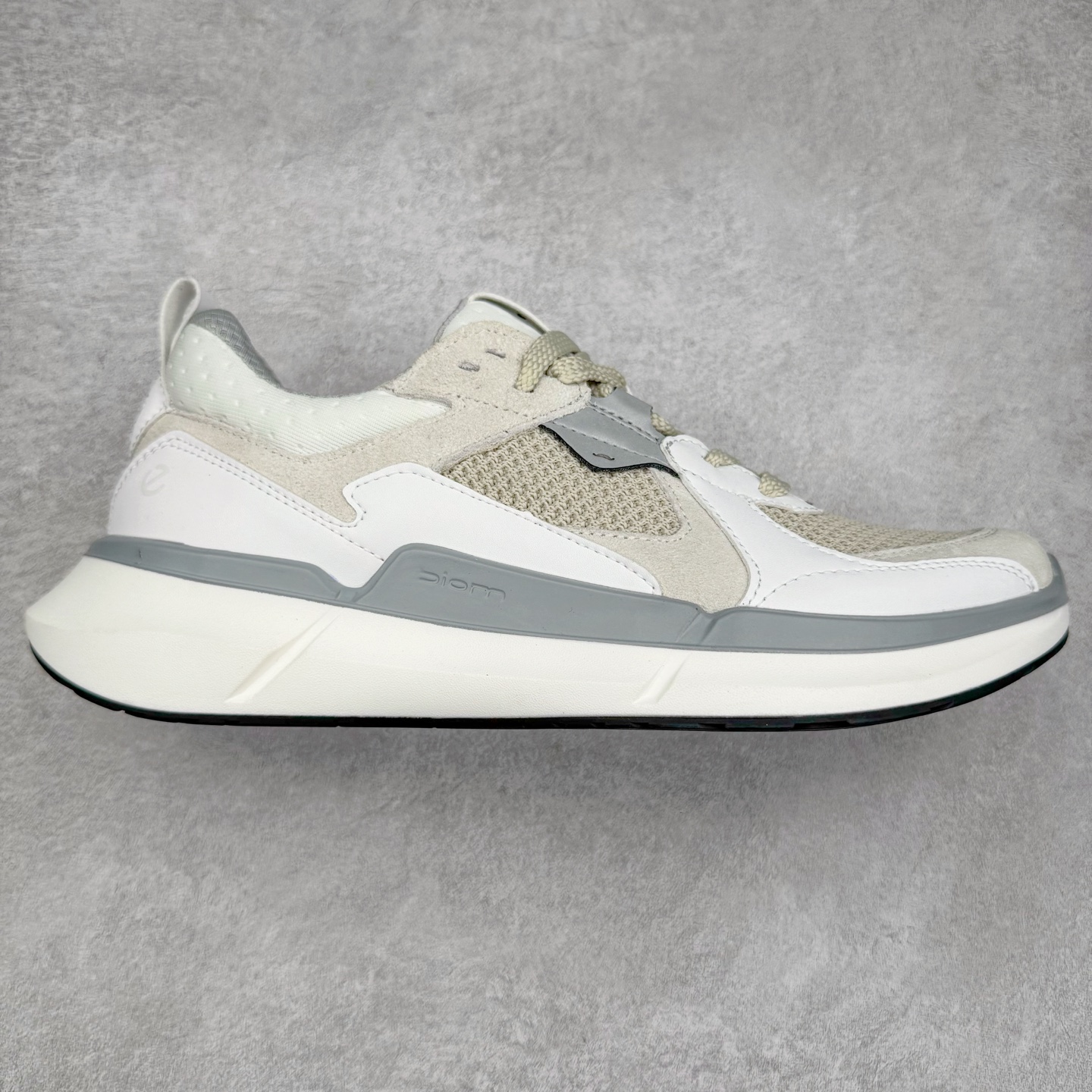 官方天猫ECCO/爱步官方BIOM 2.2系列 网砂透气休闲鞋 跑步鞋 公司级品质 广东产 官网订制 精选进口材质 一比一开模 整体鞋面走线清晰精整 采用ECCO家族制鞋工艺 突显运动舒适 潮流休闲时尚大气 货号： 8307741216 尺码：39 40 41 42 43 44 45 （标准码）-选品中心