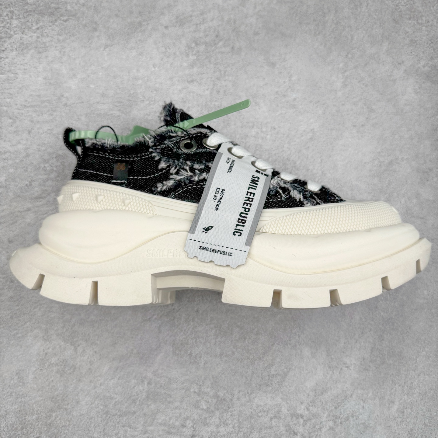 SMILEREPUBLIC 檀健次 老爹鞋2.0系列重磅来袭🔥🔥🔥采用了 水洗布 TPU贴盒大底厚底7cm大底轻盈又增高💯#SMILEREPUBLIC三周年#SMILEQUEEN#开口笑二代#厚底鞋#偏要高调#我的厚米鞋 三个色 黑白 全黑 全白 厚底软得像是自带弹簧，鞋型把整条腿衬得特别秀气，配中筒袜瞬间变身学院少女，，感觉脖子以下全是腿 ✅ 小红书爆款 李昀锐、于文文、大鹏、痞幼、苏醒、刘畊宏老师等～众多明星纷纷上脚👟尺码：35 36 37 38 39 40 41 42 43 44 45-选品中心
