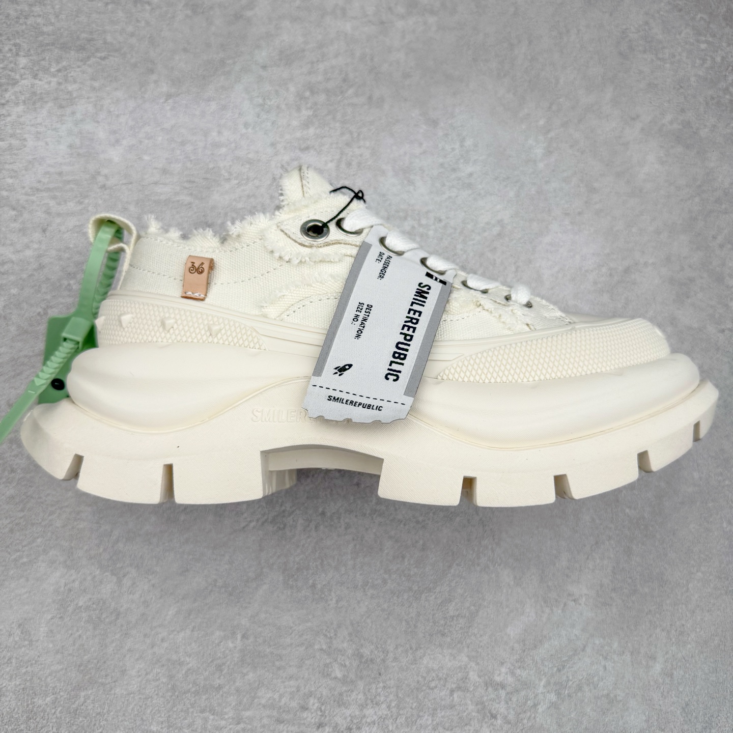 SMILEREPUBLIC 檀健次 老爹鞋2.0系列重磅来袭🔥🔥🔥采用了 水洗布 TPU贴盒大底厚底7cm大底轻盈又增高💯#SMILEREPUBLIC三周年#SMILEQUEEN#开口笑二代#厚底鞋#偏要高调#我的厚米鞋 三个色 黑白 全黑 全白 厚底软得像是自带弹簧，鞋型把整条腿衬得特别秀气，配中筒袜瞬间变身学院少女，，感觉脖子以下全是腿 ✅ 小红书爆款 李昀锐、于文文、大鹏、痞幼、苏醒、刘畊宏老师等～众多明星纷纷上脚👟尺码：35 36 37 38 39 40 41 42 43 44 45-选品中心