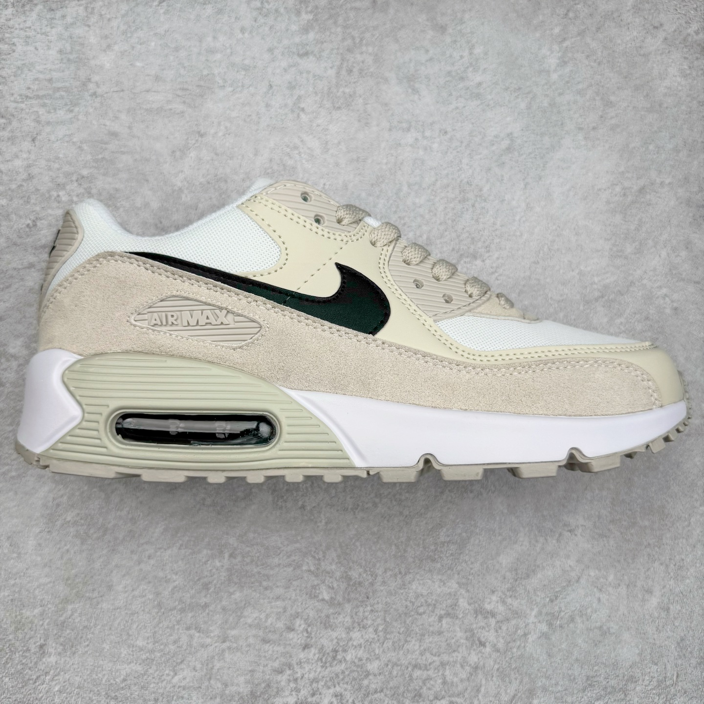 ＃MX版 NK Air MAX 90 气垫复古减震跑步鞋 DH4103-100 经典重温 独家陆续补货 外单专供大厂出品 品质稳定 一百余色 终端操作 Air Max 90于1990年推出 来自Air Max系列 在Air Max 1的基础上改进而得 增加了气垫面积 外型上也更为流线 最特別的就是加入了菱纹塑胶嵌板 为Air Max 90增添了许多潮流气息 皮革鞋面 造就出色耐穿性和支撑力 Max Air缓震配置搭配泡棉中底 令Air Max 90轻盈而舒适 华夫格橡胶外底 铸就Air Max 90非凡的抓地力 而Air Max 90不仅是一双跑鞋 它成功跨越了时间的演进 成为了球鞋文化与潮流圈中最熟为人知的鞋款之一 尺码：36 36.5 37.5 38 38.5 39 40 40.5 41 42 42.5 43 44 44.5 45-选品中心