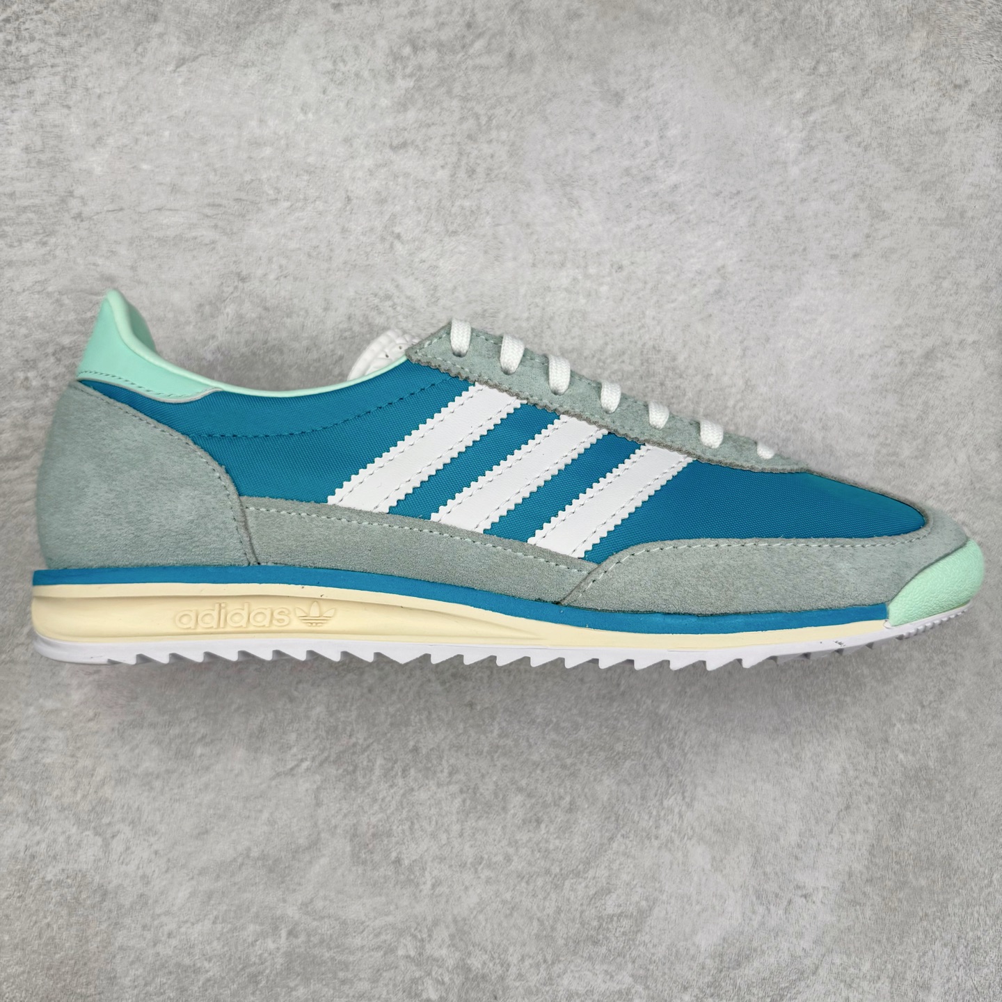 ＃HP纯原 AD Wmns SL72 OG 系列德训足球风百搭低帮休闲运动板鞋 JI0199 采用高弹EVA+MODEL+RB三层组合底 区别市面RB一体大底 三层组合鞋底重量与原鞋一致 Originals 将有「T 头鞋」造型的诞生于 1972 年的 SL72 鞋款复刻带回 各位买鞋又有新选择了 1972 年 SL72 问世后 引领了后来阿迪达斯的跑鞋发展方向 其中「SL」代表了 Super Light 彰显了产品轻便的特性 1972 年 SL72 问世后 引领了后来阿迪达斯的跑鞋发展方向 其中「SL」代表了 Super Light 彰显了产品轻便的特性 这次 Originals 延续其轻质经典的基因 带来男女两款 SL72 男生款带来 SL72 RS 鞋型 RS 意为 Reshaped（重塑）鞋款在保留了经典的外观基础上 在尼龙材质里增加了填充物 使鞋型更加挺立和饱满 鞋头则更加圆润 鞋底的 EVA 材质则增加了鞋款的高度 女生款则带来 SL72 OG W 鞋型 OG 顾名思义则是致敬经典款式 相较于 RS（Reshaped）鞋款 鞋身更加纤细 其整体鞋身轮廓、线条、细节、材质上尊崇 70 年代 SL72 的设计 还原经典味道 尺码：36 36⅔ 37⅓ 38 38⅔ 39⅓ 40 40⅔ 41⅓ 42 42⅔ 43⅓ 44 44⅔ 45-选品中心