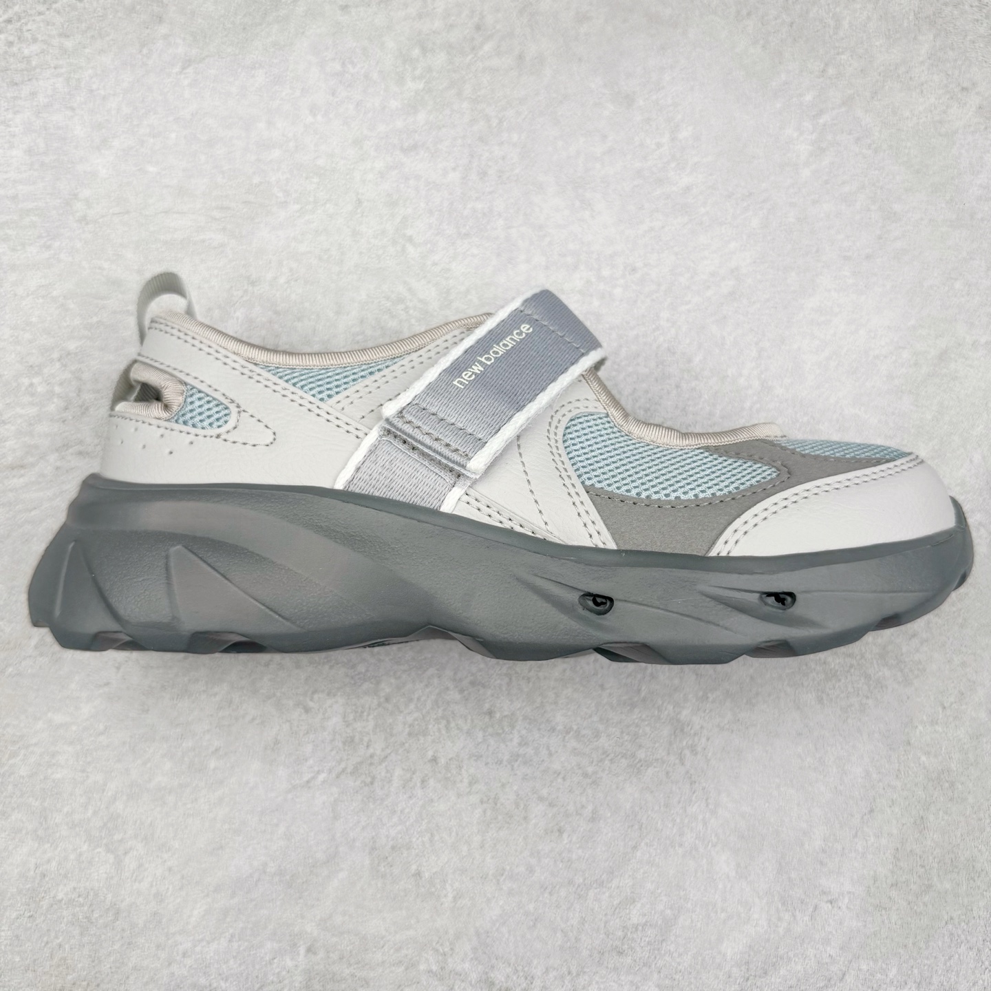 New Balance NB Breeze SD2202 舒适百搭 玛丽珍防滑耐磨低帮生活休闲鞋 随着潮流风向的转变，玛丽珍鞋赛道成为各大球鞋品牌竞相角逐的热门领域，这无疑为我们带来了更多样化的选择空间。这不，就在近日，New Balance 宣布将再度推出 New Balance BREEZE SD2202 鞋型的新配色。在鞋型方面，它有着标准的玛丽珍鞋外观，采用魔术贴取代了一般球鞋的鞋带系统，NB 的徽标也设置于此。鞋面正上方有大面积镂空设计，仔细观察，中底橡胶区域同样设有小孔，进一步增强了透气性。尺码：36 37 37.5 38 38.5 39 40-选品中心