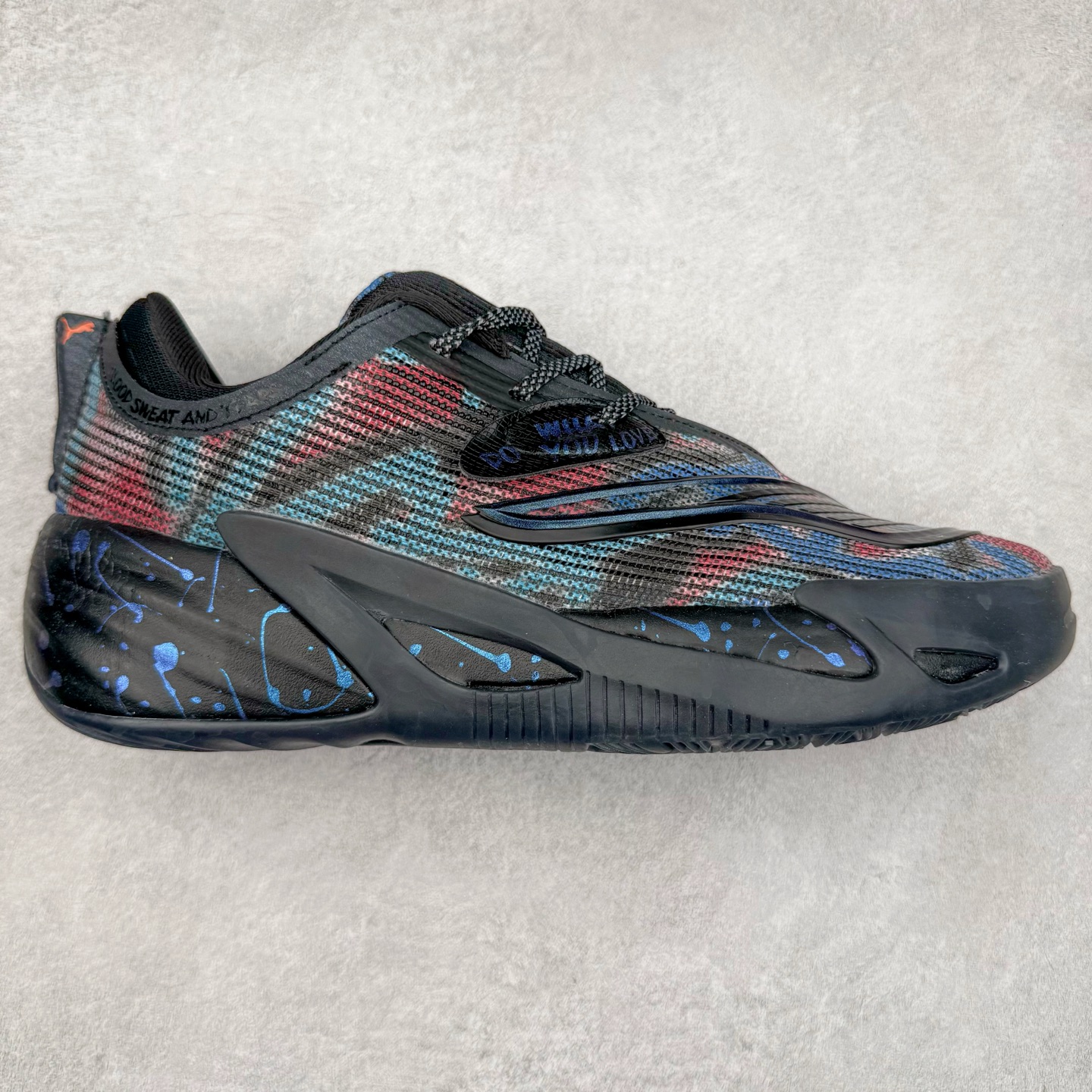 PUMA All-Pro Nitro PE 彪马亨德森签名减震防滑 低帮实战篮球鞋 全新Scoot Zeros签名战靴以斯库特·亨德森所一直遵循的人生箴言“O.D.D（Overly Determined to Dominate）”也作为设计的主要灵感概念，承载着斯库特·亨德森对于赛场以及未来人生的“终极方案” —— 决意主宰。球鞋整体设计充满凌厉感。鞋面以及外底前侧上翻均采用锯齿形状进行处理，而经典的PUMA Formstrip 跑道logo也在边缘辅以锯齿火焰纹进行勾勒，象征着斯库特·亨德森的强力球风。科技配置层面，Scoot Zeros中底则采用PUMA经典的高回弹PROFOAM EVA 材料进行加持，减缓落地冲击并适配球员的强爆发力属性。鞋身两侧经加固的Formstrip跑道Logo不仅是设计元素，也带来强力的锁定支撑。外底则采用高强度实色防滑橡胶，并采用加深的锯齿纹路设计。同时外底在前掌内外则的上翻处理，进一步在极限运动情景下保持高稳定性和支撑性。尺码：40 40.5 41 42 42.5 43 44 44.5 45 46-选品中心