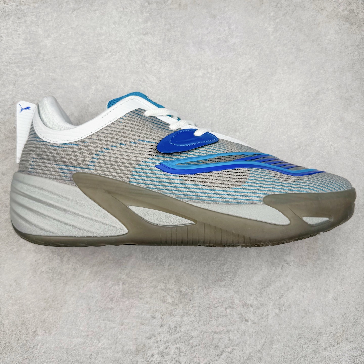 PUMA All-Pro Nitro PE 彪马亨德森签名减震防滑 低帮实战篮球鞋 全新Scoot Zeros签名战靴以斯库特·亨德森所一直遵循的人生箴言“O.D.D（Overly Determined to Dominate）”也作为设计的主要灵感概念，承载着斯库特·亨德森对于赛场以及未来人生的“终极方案” —— 决意主宰。球鞋整体设计充满凌厉感。鞋面以及外底前侧上翻均采用锯齿形状进行处理，而经典的PUMA Formstrip 跑道logo也在边缘辅以锯齿火焰纹进行勾勒，象征着斯库特·亨德森的强力球风。科技配置层面，Scoot Zeros中底则采用PUMA经典的高回弹PROFOAM EVA 材料进行加持，减缓落地冲击并适配球员的强爆发力属性。鞋身两侧经加固的Formstrip跑道Logo不仅是设计元素，也带来强力的锁定支撑。外底则采用高强度实色防滑橡胶，并采用加深的锯齿纹路设计。同时外底在前掌内外则的上翻处理，进一步在极限运动情景下保持高稳定性和支撑性。尺码：40 40.5 41 42 42.5 43 44 44.5 45 46-选品中心