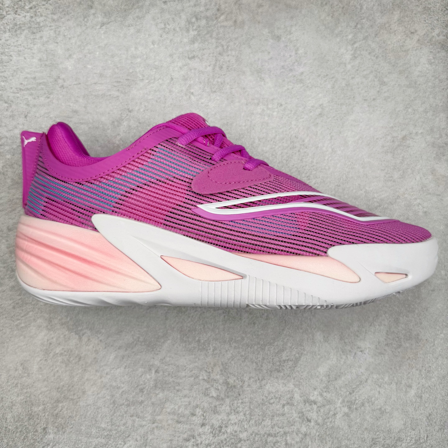 PUMA All-Pro Nitro PE 彪马亨德森签名减震防滑 低帮实战篮球鞋 全新Scoot Zeros签名战靴以斯库特·亨德森所一直遵循的人生箴言“O.D.D（Overly Determined to Dominate）”也作为设计的主要灵感概念，承载着斯库特·亨德森对于赛场以及未来人生的“终极方案” —— 决意主宰。球鞋整体设计充满凌厉感。鞋面以及外底前侧上翻均采用锯齿形状进行处理，而经典的PUMA Formstrip 跑道logo也在边缘辅以锯齿火焰纹进行勾勒，象征着斯库特·亨德森的强力球风。科技配置层面，Scoot Zeros中底则采用PUMA经典的高回弹PROFOAM EVA 材料进行加持，减缓落地冲击并适配球员的强爆发力属性。鞋身两侧经加固的Formstrip跑道Logo不仅是设计元素，也带来强力的锁定支撑。外底则采用高强度实色防滑橡胶，并采用加深的锯齿纹路设计。同时外底在前掌内外则的上翻处理，进一步在极限运动情景下保持高稳定性和支撑性。尺码：40 40.5 41 42 42.5 43 44 44.5 45 46-选品中心