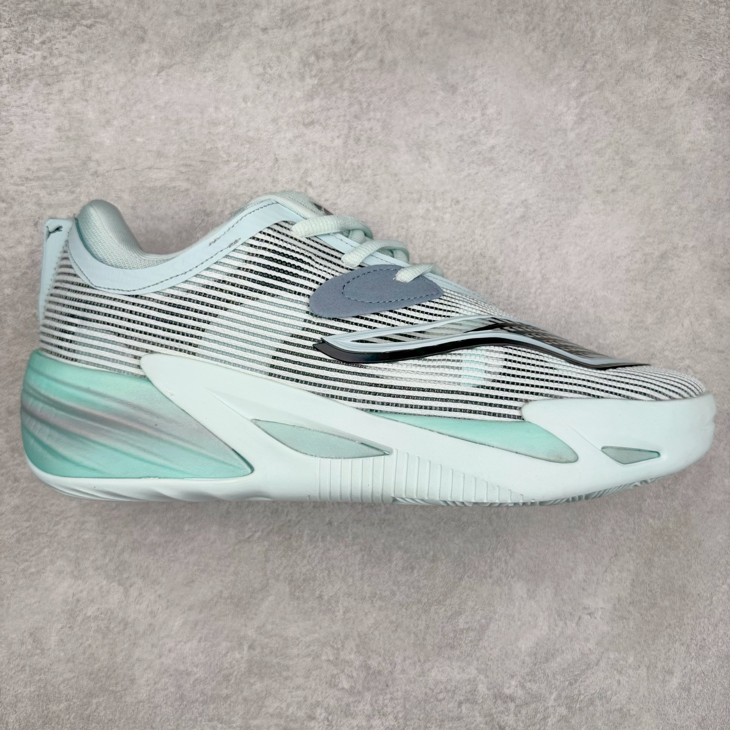 PUMA All-Pro Nitro PE 彪马亨德森签名减震防滑 低帮实战篮球鞋 全新Scoot Zeros签名战靴以斯库特·亨德森所一直遵循的人生箴言“O.D.D（Overly Determined to Dominate）”也作为设计的主要灵感概念，承载着斯库特·亨德森对于赛场以及未来人生的“终极方案” —— 决意主宰。球鞋整体设计充满凌厉感。鞋面以及外底前侧上翻均采用锯齿形状进行处理，而经典的PUMA Formstrip 跑道logo也在边缘辅以锯齿火焰纹进行勾勒，象征着斯库特·亨德森的强力球风。科技配置层面，Scoot Zeros中底则采用PUMA经典的高回弹PROFOAM EVA 材料进行加持，减缓落地冲击并适配球员的强爆发力属性。鞋身两侧经加固的Formstrip跑道Logo不仅是设计元素，也带来强力的锁定支撑。外底则采用高强度实色防滑橡胶，并采用加深的锯齿纹路设计。同时外底在前掌内外则的上翻处理，进一步在极限运动情景下保持高稳定性和支撑性。尺码：40 40.5 41 42 42.5 43 44 44.5 45 46-选品中心