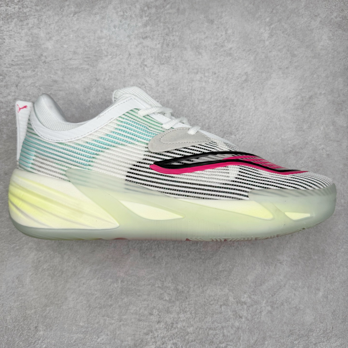 PUMA All-Pro Nitro PE 彪马亨德森签名减震防滑 低帮实战篮球鞋 全新Scoot Zeros签名战靴以斯库特·亨德森所一直遵循的人生箴言“O.D.D（Overly Determined to Dominate）”也作为设计的主要灵感概念，承载着斯库特·亨德森对于赛场以及未来人生的“终极方案” —— 决意主宰。球鞋整体设计充满凌厉感。鞋面以及外底前侧上翻均采用锯齿形状进行处理，而经典的PUMA Formstrip 跑道logo也在边缘辅以锯齿火焰纹进行勾勒，象征着斯库特·亨德森的强力球风。科技配置层面，Scoot Zeros中底则采用PUMA经典的高回弹PROFOAM EVA 材料进行加持，减缓落地冲击并适配球员的强爆发力属性。鞋身两侧经加固的Formstrip跑道Logo不仅是设计元素，也带来强力的锁定支撑。外底则采用高强度实色防滑橡胶，并采用加深的锯齿纹路设计。同时外底在前掌内外则的上翻处理，进一步在极限运动情景下保持高稳定性和支撑性。尺码：40 40.5 41 42 42.5 43 44 44.5 45 46-选品中心