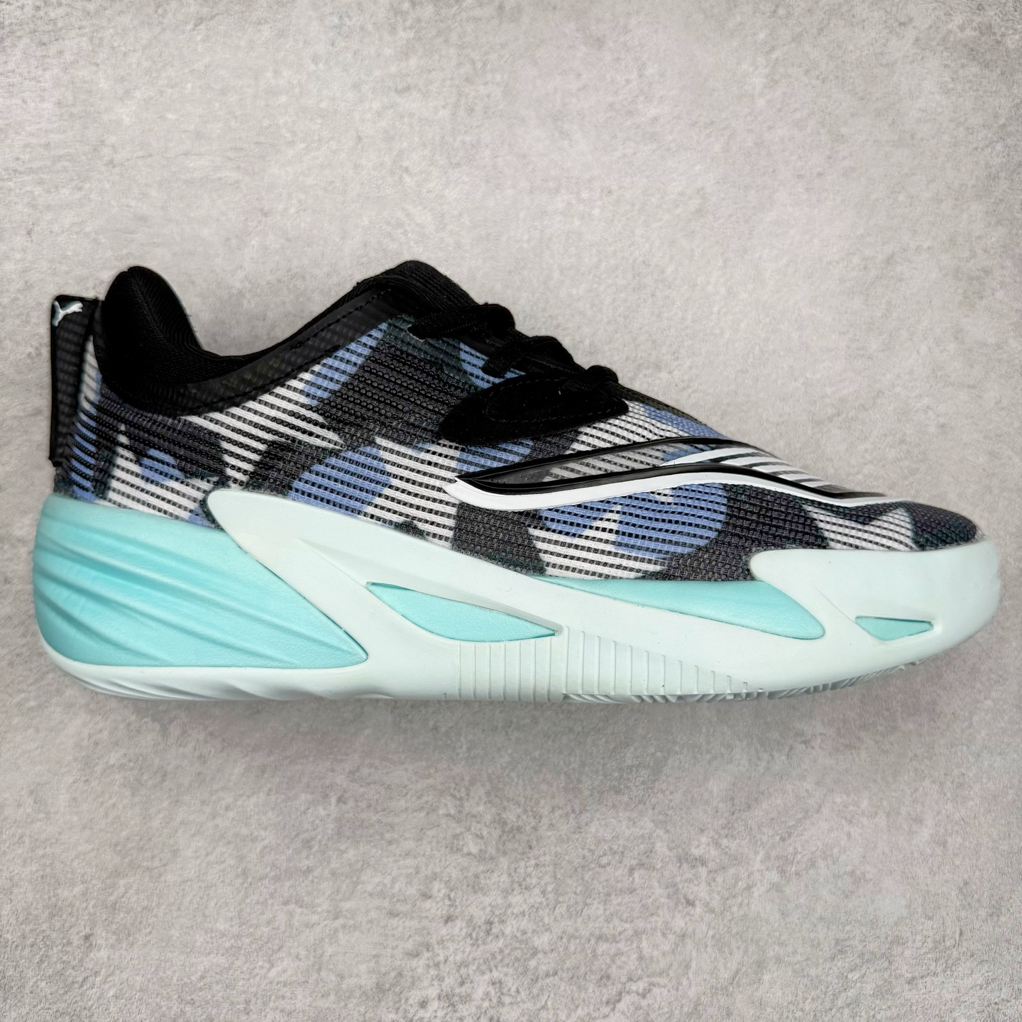 PUMA All-Pro Nitro PE 彪马亨德森签名减震防滑 低帮实战篮球鞋 全新Scoot Zeros签名战靴以斯库特·亨德森所一直遵循的人生箴言“O.D.D（Overly Determined to Dominate）”也作为设计的主要灵感概念，承载着斯库特·亨德森对于赛场以及未来人生的“终极方案” —— 决意主宰。球鞋整体设计充满凌厉感。鞋面以及外底前侧上翻均采用锯齿形状进行处理，而经典的PUMA Formstrip 跑道logo也在边缘辅以锯齿火焰纹进行勾勒，象征着斯库特·亨德森的强力球风。科技配置层面，Scoot Zeros中底则采用PUMA经典的高回弹PROFOAM EVA 材料进行加持，减缓落地冲击并适配球员的强爆发力属性。鞋身两侧经加固的Formstrip跑道Logo不仅是设计元素，也带来强力的锁定支撑。外底则采用高强度实色防滑橡胶，并采用加深的锯齿纹路设计。同时外底在前掌内外则的上翻处理，进一步在极限运动情景下保持高稳定性和支撑性。尺码：40 40.5 41 42 42.5 43 44 44.5 45 46-选品中心