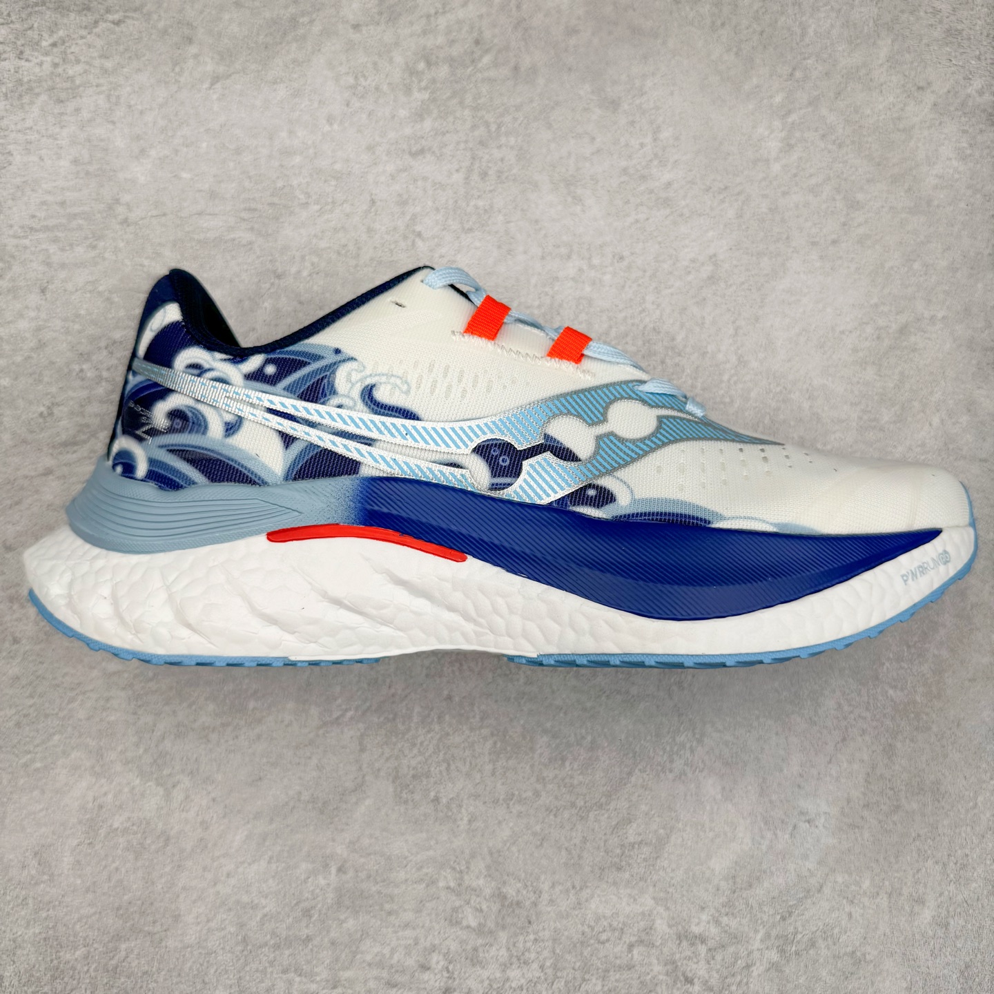 图片[4]-Saucony 索康尼ENDORPHIN Pro 啡速4 男女马拉松运动跑鞋 性能相比前几代再升级：鞋面采用全新升级的工学网设计 贴合脚部更透气 中底部分使用最新的PWRRUN+材质 搭配PWRRUN+鞋垫使中底的大幅加厚 10mm坡差进一步提供缓震、回弹性能 内底则采用了FORMFIT动态适应系统 动态契合脚型 提升包裹性和舒适性 提供更卓越的动态回馈体验 XT-900橡胶大底 可提供良好的抓地力和较强抗磨性能 尺码：36 36.5 37.5 38 38.5 39 40 40.5 41 42 42.5 43 44 44.5 45-选品中心