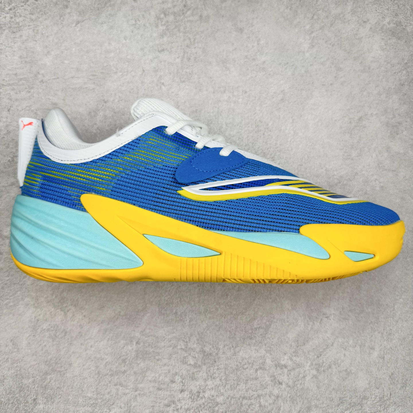 图片[4]-PUMA All-Pro Nitro PE 彪马亨德森签名减震防滑 低帮实战篮球鞋 全新Scoot Zeros签名战靴以斯库特·亨德森所一直遵循的人生箴言“O.D.D（Overly Determined to Dominate）”也作为设计的主要灵感概念，承载着斯库特·亨德森对于赛场以及未来人生的“终极方案” —— 决意主宰。球鞋整体设计充满凌厉感。鞋面以及外底前侧上翻均采用锯齿形状进行处理，而经典的PUMA Formstrip 跑道logo也在边缘辅以锯齿火焰纹进行勾勒，象征着斯库特·亨德森的强力球风。科技配置层面，Scoot Zeros中底则采用PUMA经典的高回弹PROFOAM EVA 材料进行加持，减缓落地冲击并适配球员的强爆发力属性。鞋身两侧经加固的Formstrip跑道Logo不仅是设计元素，也带来强力的锁定支撑。外底则采用高强度实色防滑橡胶，并采用加深的锯齿纹路设计。同时外底在前掌内外则的上翻处理，进一步在极限运动情景下保持高稳定性和支撑性。尺码：40 40.5 41 42 42.5 43 44 44.5 45 46-选品中心