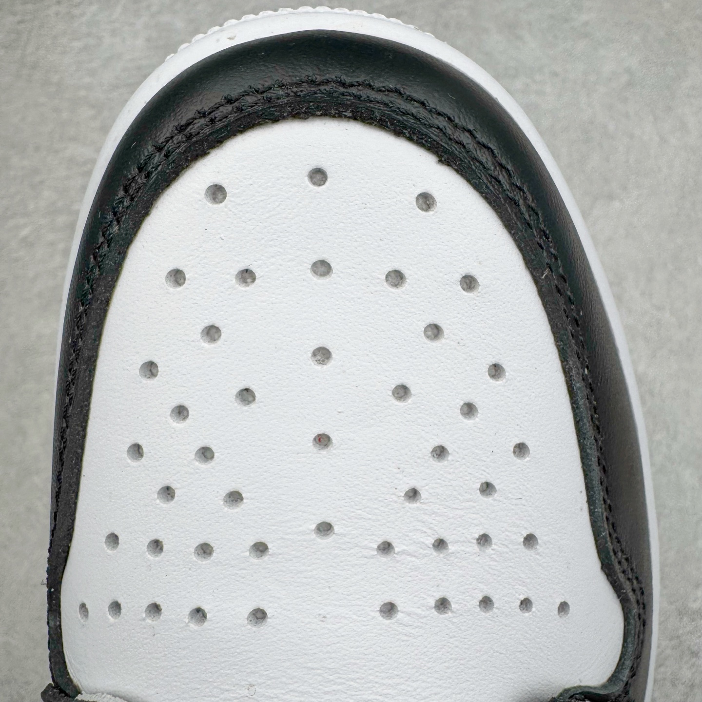 图片[14]-＃KZ神版莞产 Fragment Design x Union x Air Jordan AJ1 Retro High NRG 三方联名四色拼接闪电黑白蓝 DZ5485-041 外贸特供批次 终端控货优势输出 新配色不断更新开发 市场中端王者 全套原纸板楦头开发 确保原汁原味 完美呈现一代版型 一比一鞋头弧度高度鞋身弧度 此版本只针对中端市场 细节品控鞋型随意秒杀市面同价位 鞋型完美 不臃肿别扭 头层皮料加持 用料绝不含糊 进口玻璃冲刀皮料裁剪零毛边 电脑针车工艺 超高鞋面清洁度 最高QC检验标准 控制溢胶瑕疵 原盒原配 飞翼3D高频深度立体 工艺方面大到整体鞋型 漏斗收腰 底线拉帮 LOGO立体程度 小到针眼排布 载片对称 冲孔效果 鞋标规范 鞋垫背胶等等 无一不是口碑收割 每双都是一个回头客 尺码：36 36.5 37.5 38 38.5 39 40 40.5 41 42 42.5 43 44 44.5 45 46 47.5-选品中心