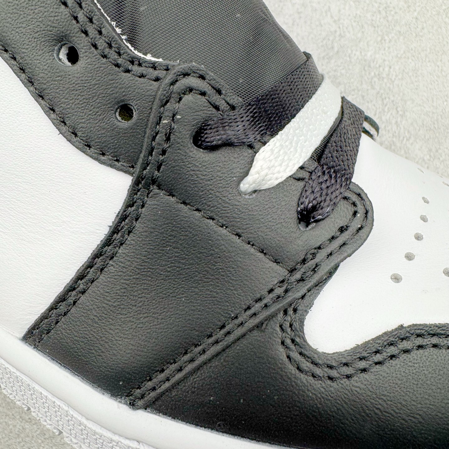 图片[13]-＃KZ神版莞产 Fragment Design x Union x Air Jordan AJ1 Retro High NRG 三方联名四色拼接闪电黑白蓝 DZ5485-041 外贸特供批次 终端控货优势输出 新配色不断更新开发 市场中端王者 全套原纸板楦头开发 确保原汁原味 完美呈现一代版型 一比一鞋头弧度高度鞋身弧度 此版本只针对中端市场 细节品控鞋型随意秒杀市面同价位 鞋型完美 不臃肿别扭 头层皮料加持 用料绝不含糊 进口玻璃冲刀皮料裁剪零毛边 电脑针车工艺 超高鞋面清洁度 最高QC检验标准 控制溢胶瑕疵 原盒原配 飞翼3D高频深度立体 工艺方面大到整体鞋型 漏斗收腰 底线拉帮 LOGO立体程度 小到针眼排布 载片对称 冲孔效果 鞋标规范 鞋垫背胶等等 无一不是口碑收割 每双都是一个回头客 尺码：36 36.5 37.5 38 38.5 39 40 40.5 41 42 42.5 43 44 44.5 45 46 47.5-选品中心