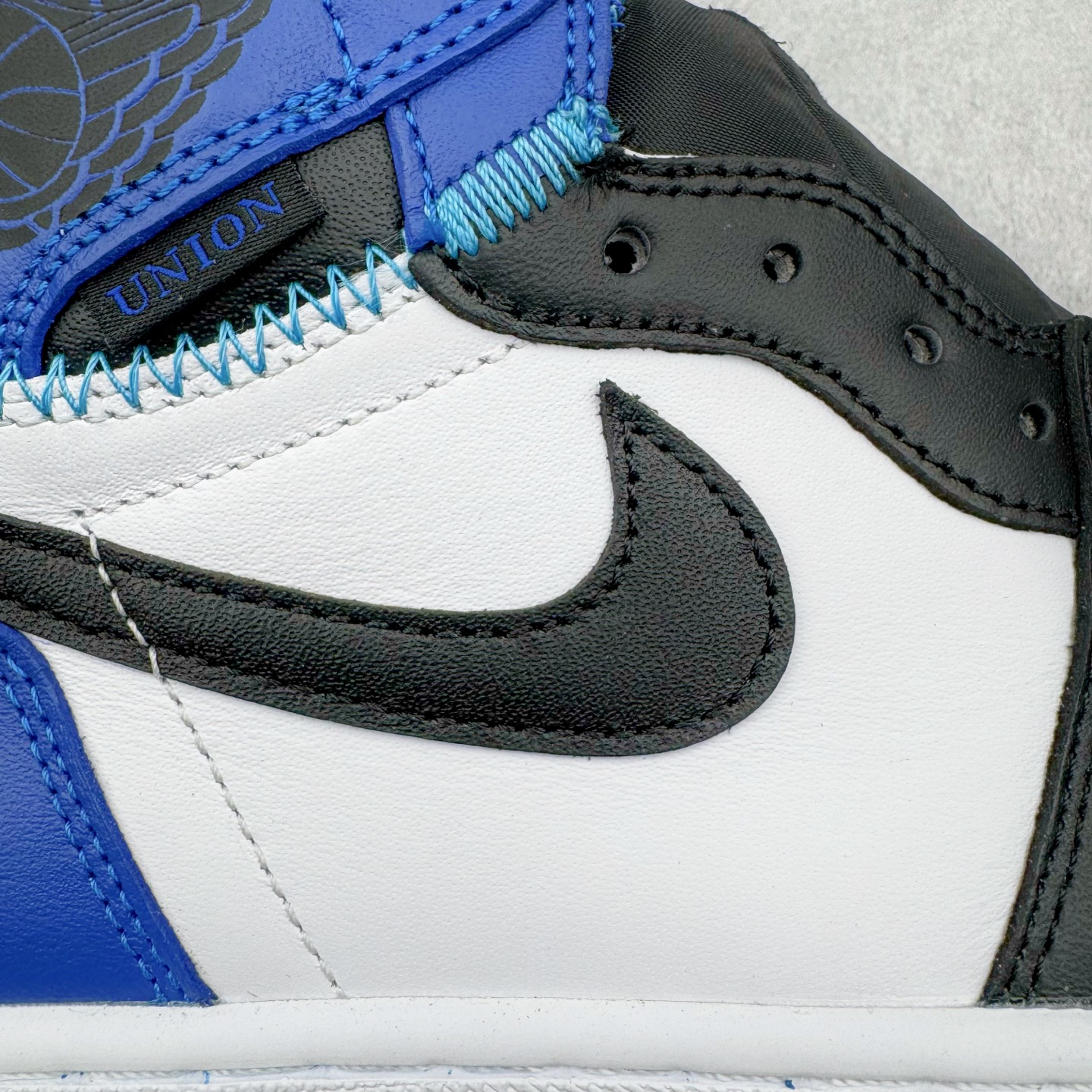图片[10]-＃KZ神版莞产 Fragment Design x Union x Air Jordan AJ1 Retro High NRG 三方联名四色拼接闪电黑白蓝 DZ5485-041 外贸特供批次 终端控货优势输出 新配色不断更新开发 市场中端王者 全套原纸板楦头开发 确保原汁原味 完美呈现一代版型 一比一鞋头弧度高度鞋身弧度 此版本只针对中端市场 细节品控鞋型随意秒杀市面同价位 鞋型完美 不臃肿别扭 头层皮料加持 用料绝不含糊 进口玻璃冲刀皮料裁剪零毛边 电脑针车工艺 超高鞋面清洁度 最高QC检验标准 控制溢胶瑕疵 原盒原配 飞翼3D高频深度立体 工艺方面大到整体鞋型 漏斗收腰 底线拉帮 LOGO立体程度 小到针眼排布 载片对称 冲孔效果 鞋标规范 鞋垫背胶等等 无一不是口碑收割 每双都是一个回头客 尺码：36 36.5 37.5 38 38.5 39 40 40.5 41 42 42.5 43 44 44.5 45 46 47.5-选品中心