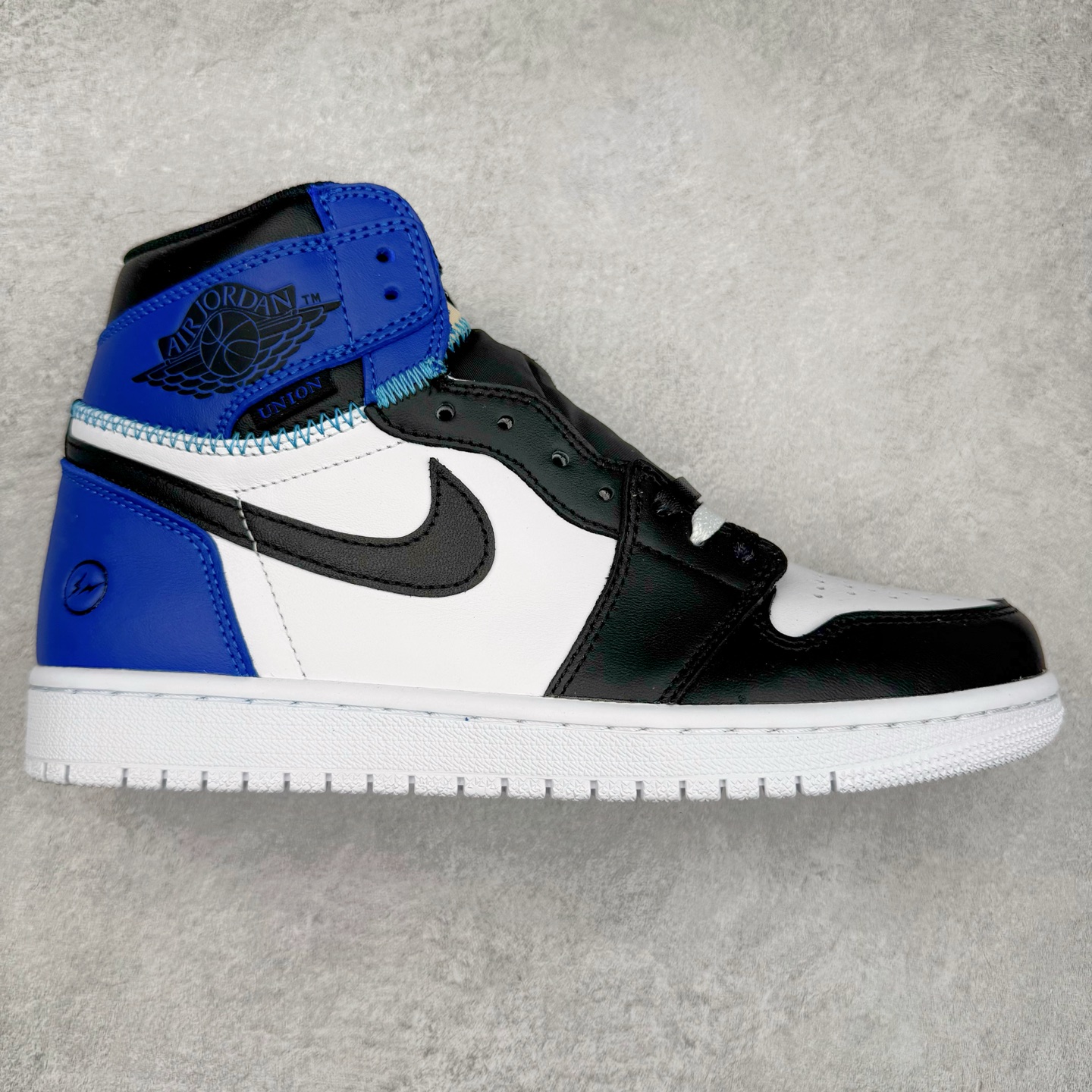 ＃KZ神版莞产 Fragment Design x Union x Air Jordan AJ1 Retro High NRG 三方联名四色拼接闪电黑白蓝 DZ5485-041 外贸特供批次 终端控货优势输出 新配色不断更新开发 市场中端王者 全套原纸板楦头开发 确保原汁原味 完美呈现一代版型 一比一鞋头弧度高度鞋身弧度 此版本只针对中端市场 细节品控鞋型随意秒杀市面同价位 鞋型完美 不臃肿别扭 头层皮料加持 用料绝不含糊 进口玻璃冲刀皮料裁剪零毛边 电脑针车工艺 超高鞋面清洁度 最高QC检验标准 控制溢胶瑕疵 原盒原配 飞翼3D高频深度立体 工艺方面大到整体鞋型 漏斗收腰 底线拉帮 LOGO立体程度 小到针眼排布 载片对称 冲孔效果 鞋标规范 鞋垫背胶等等 无一不是口碑收割 每双都是一个回头客 尺码：36 36.5 37.5 38 38.5 39 40 40.5 41 42 42.5 43 44 44.5 45 46 47.5-选品中心