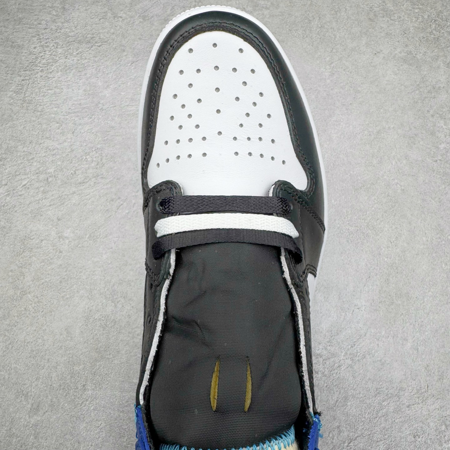 图片[4]-＃KZ神版莞产 Fragment Design x Union x Air Jordan AJ1 Retro High NRG 三方联名四色拼接闪电黑白蓝 DZ5485-041 外贸特供批次 终端控货优势输出 新配色不断更新开发 市场中端王者 全套原纸板楦头开发 确保原汁原味 完美呈现一代版型 一比一鞋头弧度高度鞋身弧度 此版本只针对中端市场 细节品控鞋型随意秒杀市面同价位 鞋型完美 不臃肿别扭 头层皮料加持 用料绝不含糊 进口玻璃冲刀皮料裁剪零毛边 电脑针车工艺 超高鞋面清洁度 最高QC检验标准 控制溢胶瑕疵 原盒原配 飞翼3D高频深度立体 工艺方面大到整体鞋型 漏斗收腰 底线拉帮 LOGO立体程度 小到针眼排布 载片对称 冲孔效果 鞋标规范 鞋垫背胶等等 无一不是口碑收割 每双都是一个回头客 尺码：36 36.5 37.5 38 38.5 39 40 40.5 41 42 42.5 43 44 44.5 45 46 47.5-选品中心