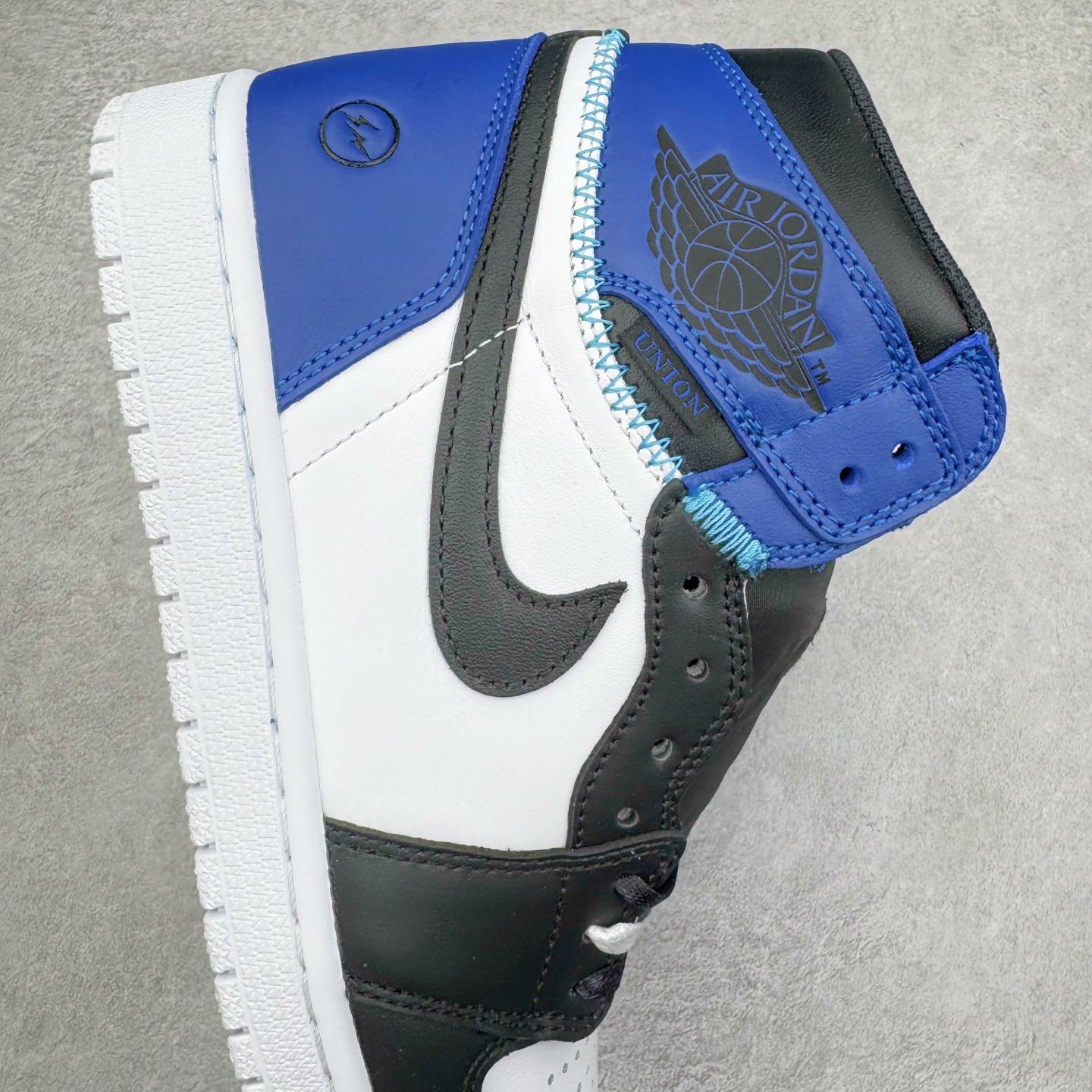 图片[6]-＃KZ神版莞产 Fragment Design x Union x Air Jordan AJ1 Retro High NRG 三方联名四色拼接闪电黑白蓝 DZ5485-041 外贸特供批次 终端控货优势输出 新配色不断更新开发 市场中端王者 全套原纸板楦头开发 确保原汁原味 完美呈现一代版型 一比一鞋头弧度高度鞋身弧度 此版本只针对中端市场 细节品控鞋型随意秒杀市面同价位 鞋型完美 不臃肿别扭 头层皮料加持 用料绝不含糊 进口玻璃冲刀皮料裁剪零毛边 电脑针车工艺 超高鞋面清洁度 最高QC检验标准 控制溢胶瑕疵 原盒原配 飞翼3D高频深度立体 工艺方面大到整体鞋型 漏斗收腰 底线拉帮 LOGO立体程度 小到针眼排布 载片对称 冲孔效果 鞋标规范 鞋垫背胶等等 无一不是口碑收割 每双都是一个回头客 尺码：36 36.5 37.5 38 38.5 39 40 40.5 41 42 42.5 43 44 44.5 45 46 47.5-选品中心
