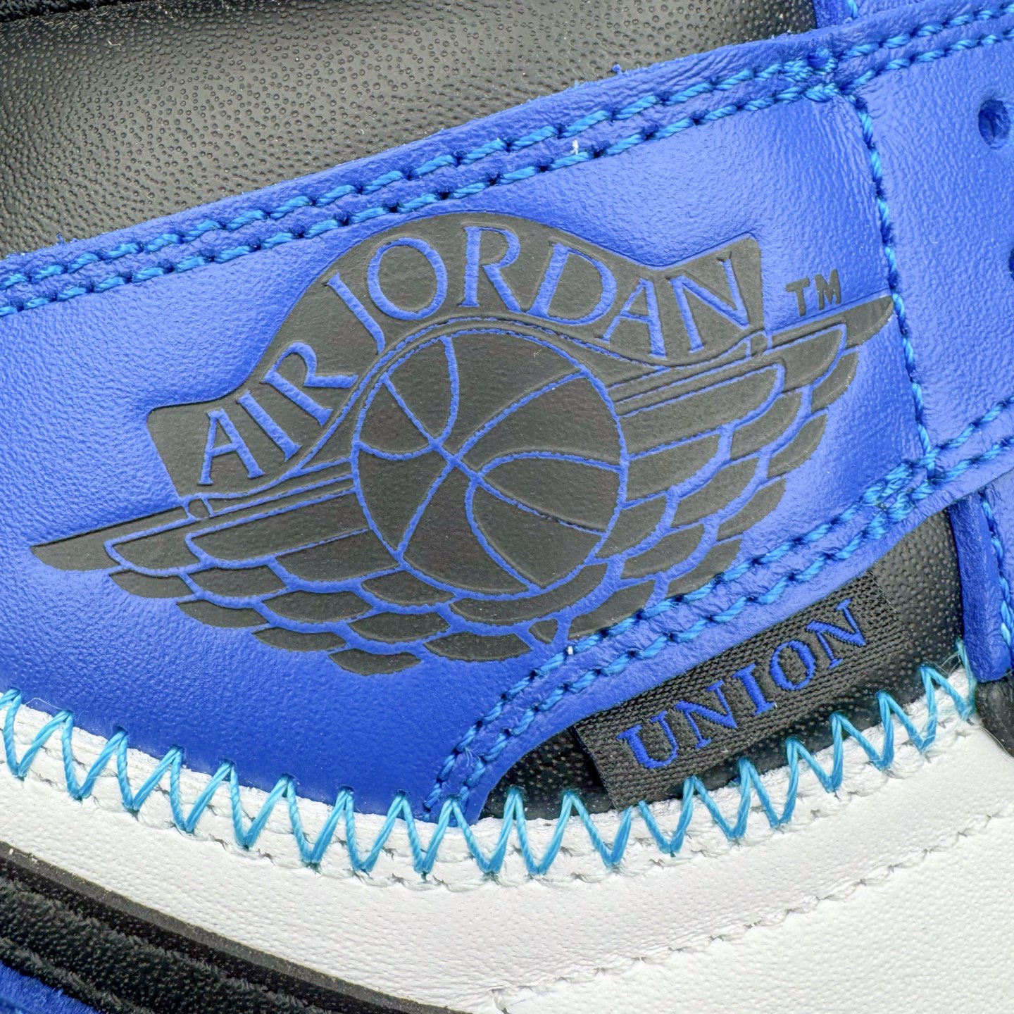 图片[11]-＃KZ神版莞产 Fragment Design x Union x Air Jordan AJ1 Retro High NRG 三方联名四色拼接闪电黑白蓝 DZ5485-041 外贸特供批次 终端控货优势输出 新配色不断更新开发 市场中端王者 全套原纸板楦头开发 确保原汁原味 完美呈现一代版型 一比一鞋头弧度高度鞋身弧度 此版本只针对中端市场 细节品控鞋型随意秒杀市面同价位 鞋型完美 不臃肿别扭 头层皮料加持 用料绝不含糊 进口玻璃冲刀皮料裁剪零毛边 电脑针车工艺 超高鞋面清洁度 最高QC检验标准 控制溢胶瑕疵 原盒原配 飞翼3D高频深度立体 工艺方面大到整体鞋型 漏斗收腰 底线拉帮 LOGO立体程度 小到针眼排布 载片对称 冲孔效果 鞋标规范 鞋垫背胶等等 无一不是口碑收割 每双都是一个回头客 尺码：36 36.5 37.5 38 38.5 39 40 40.5 41 42 42.5 43 44 44.5 45 46 47.5-选品中心