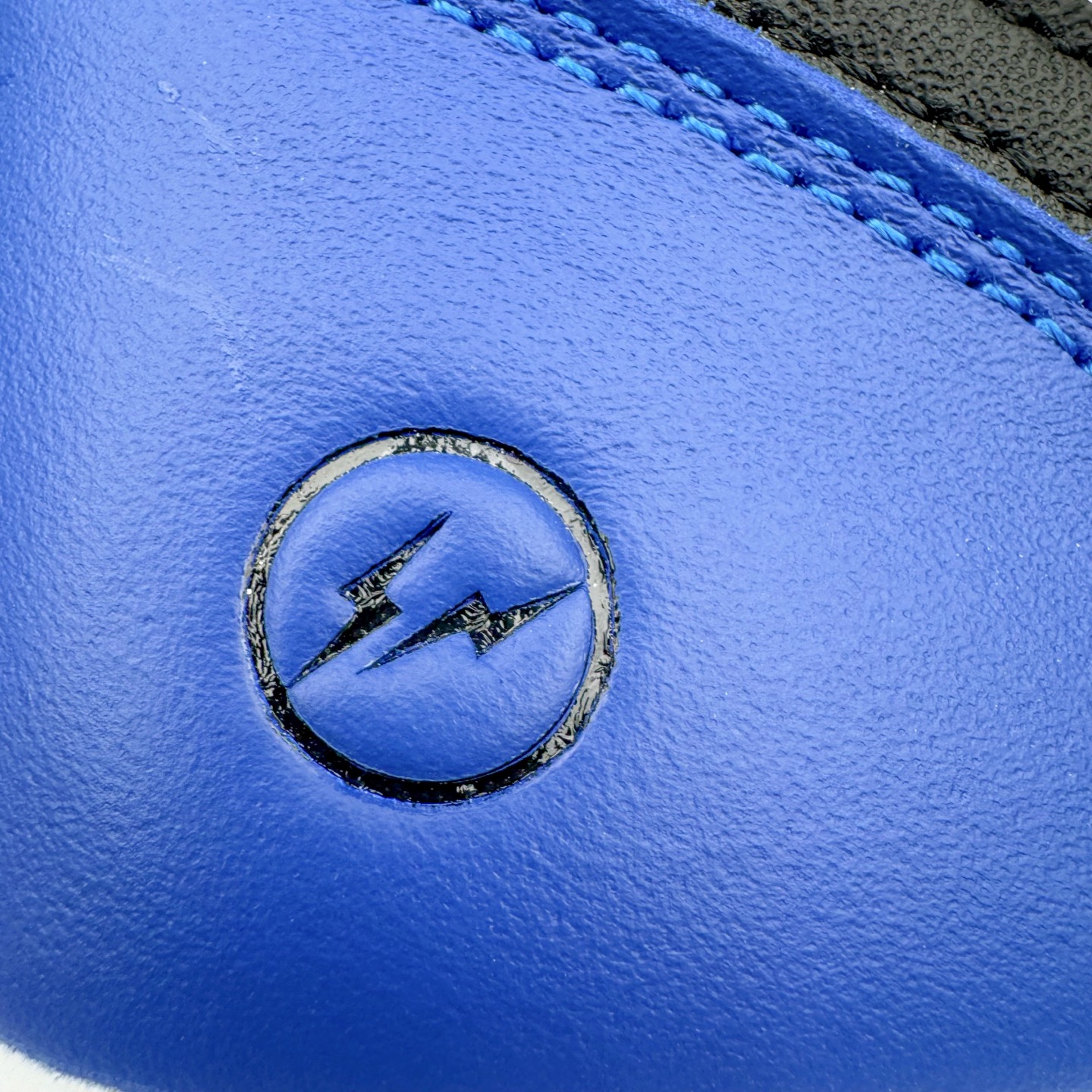 图片[12]-＃KZ神版莞产 Fragment Design x Union x Air Jordan AJ1 Retro High NRG 三方联名四色拼接闪电黑白蓝 DZ5485-041 外贸特供批次 终端控货优势输出 新配色不断更新开发 市场中端王者 全套原纸板楦头开发 确保原汁原味 完美呈现一代版型 一比一鞋头弧度高度鞋身弧度 此版本只针对中端市场 细节品控鞋型随意秒杀市面同价位 鞋型完美 不臃肿别扭 头层皮料加持 用料绝不含糊 进口玻璃冲刀皮料裁剪零毛边 电脑针车工艺 超高鞋面清洁度 最高QC检验标准 控制溢胶瑕疵 原盒原配 飞翼3D高频深度立体 工艺方面大到整体鞋型 漏斗收腰 底线拉帮 LOGO立体程度 小到针眼排布 载片对称 冲孔效果 鞋标规范 鞋垫背胶等等 无一不是口碑收割 每双都是一个回头客 尺码：36 36.5 37.5 38 38.5 39 40 40.5 41 42 42.5 43 44 44.5 45 46 47.5-选品中心