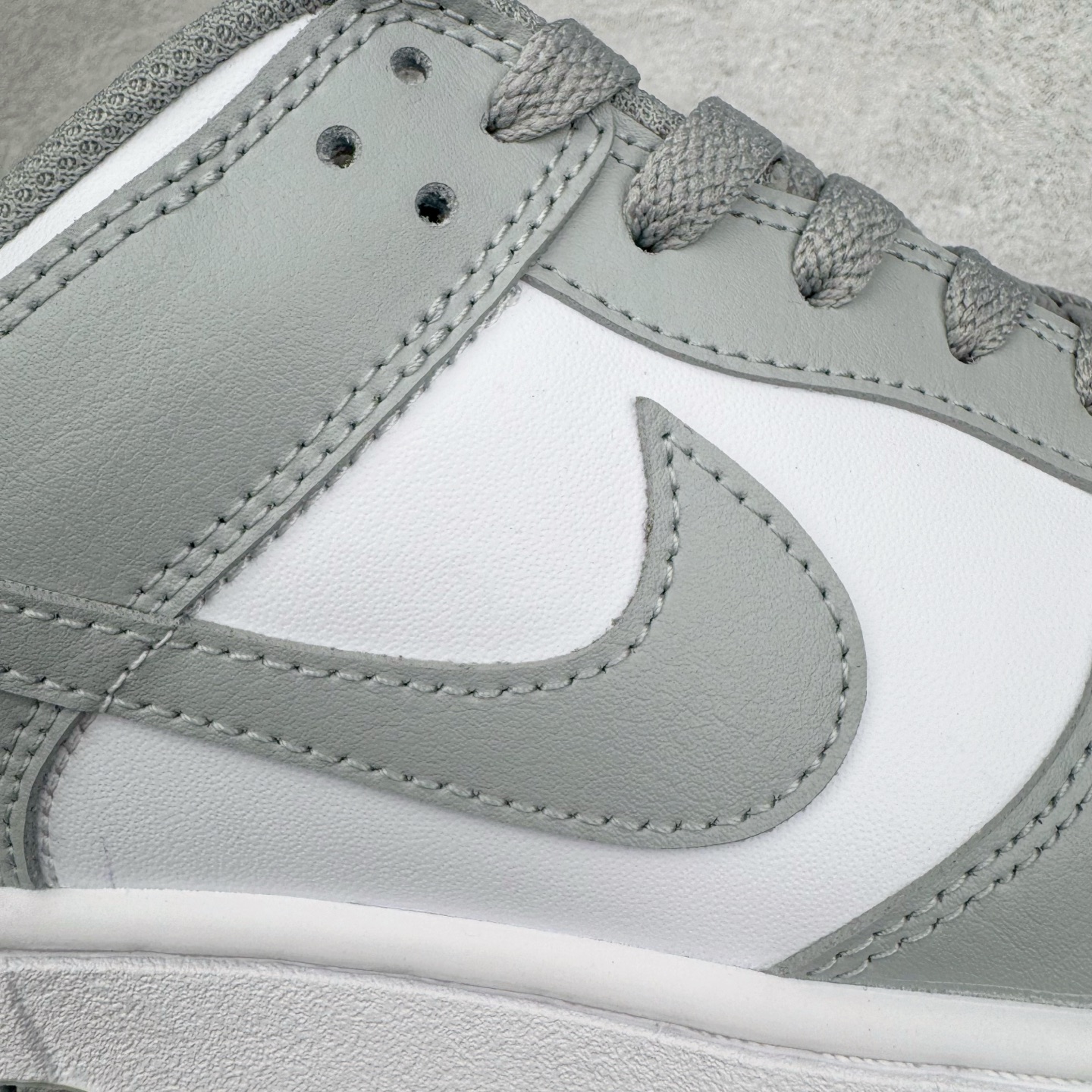 图片[13]-＃YC纯原 NK Dunk Low 灰白 HF5441-105 实力大厂出品 新配色陆续开发 利润个位数只为口碑 全套原纸板楦头开发 确保原汁原味 完美呈现DUNK版型 一比一鞋头弧度高度鞋身弧度 此版本只针对中端市场 皮料材质有所更替 其他数据细节工艺流程均保持一致 绝不口嗨 细节品控鞋型随意对比 独家私模官方第六代原厂航空铝磨具打磨大底 鞋头坡度极致还原 无解鞋型 原盒原配 圈内天花板工艺 原厂玻璃冲刀 超高清洁度 全鞋零毛边皮料切割 原厂中底布点胶 中底布拉帮走线遵循公司 尺码：40 40.5 41 42 42.5 43 44 44.5 45 46-选品中心