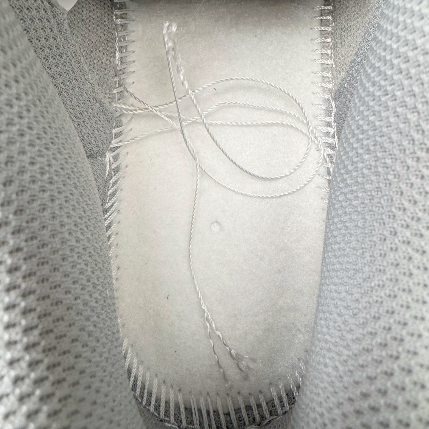 图片[18]-＃YC纯原 NK Dunk Low 灰白 HF5441-105 实力大厂出品 新配色陆续开发 利润个位数只为口碑 全套原纸板楦头开发 确保原汁原味 完美呈现DUNK版型 一比一鞋头弧度高度鞋身弧度 此版本只针对中端市场 皮料材质有所更替 其他数据细节工艺流程均保持一致 绝不口嗨 细节品控鞋型随意对比 独家私模官方第六代原厂航空铝磨具打磨大底 鞋头坡度极致还原 无解鞋型 原盒原配 圈内天花板工艺 原厂玻璃冲刀 超高清洁度 全鞋零毛边皮料切割 原厂中底布点胶 中底布拉帮走线遵循公司 尺码：40 40.5 41 42 42.5 43 44 44.5 45 46-选品中心